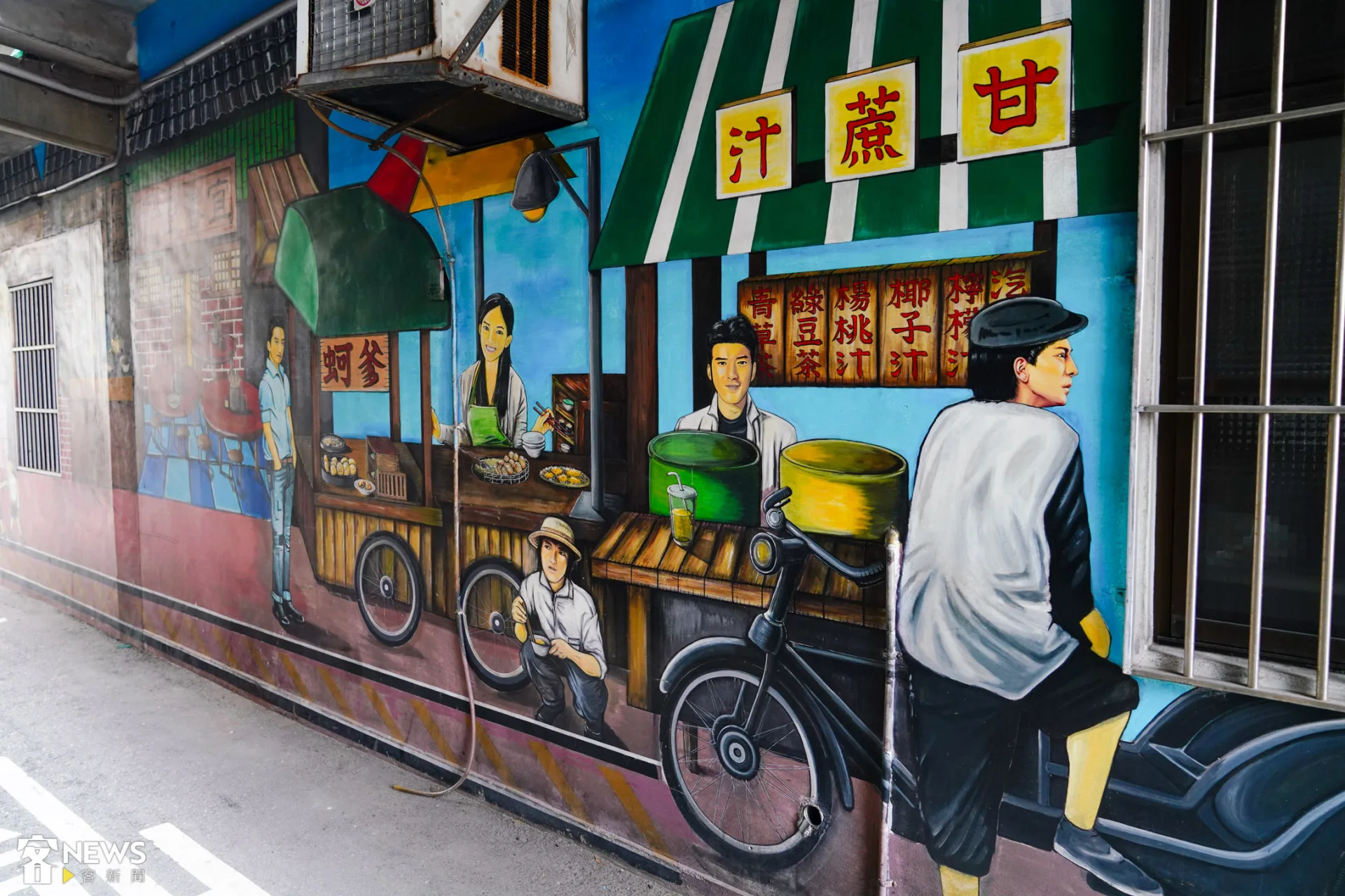 將老戲院、老旅社與昔日永靖老街的人物風貌,繪製於永安街旁的牆面與巷弄中。朱愷元攝