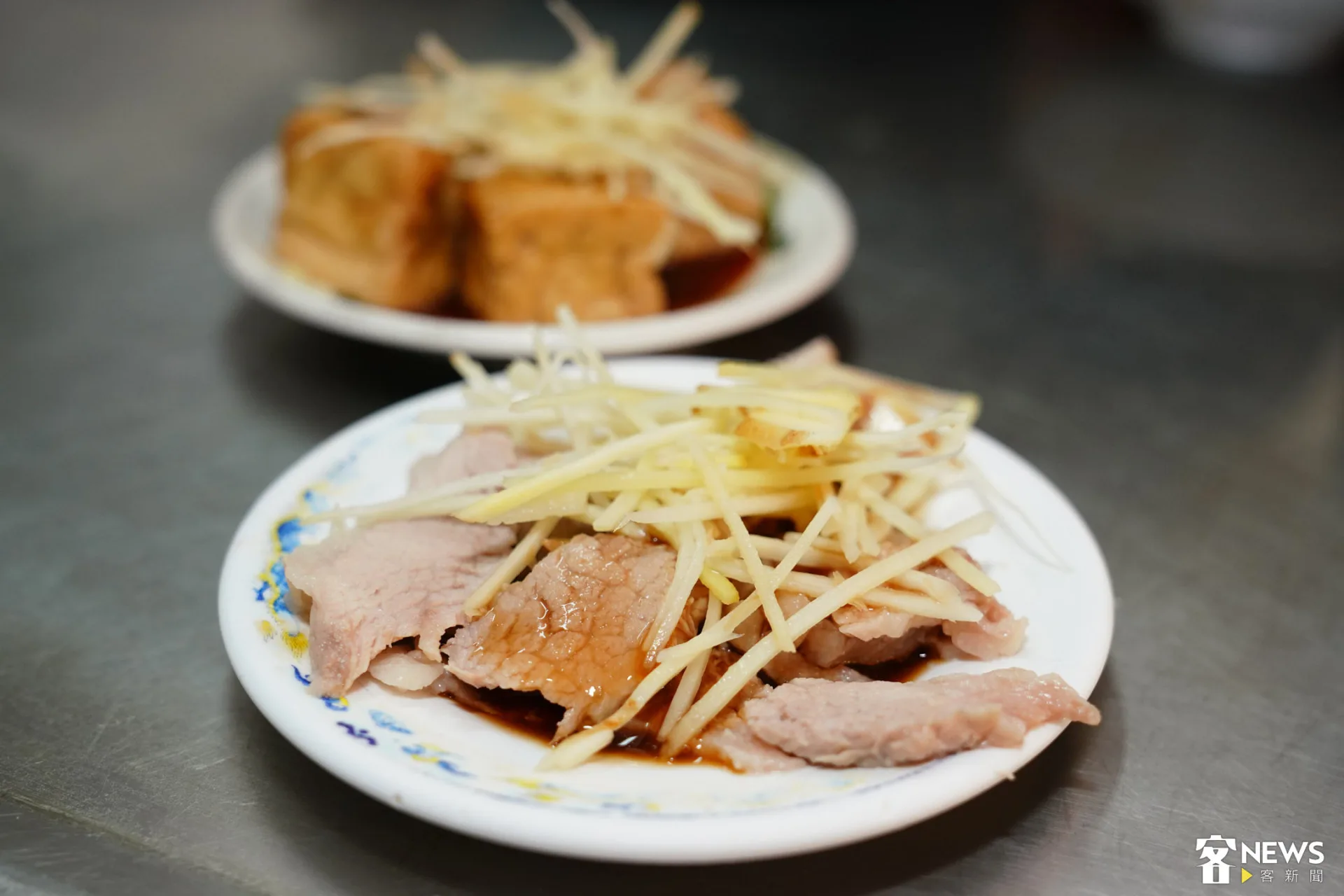 「肉速尾」汆燙後切片，再淋上醬油膏、蒜末與薑絲。朱愷元攝