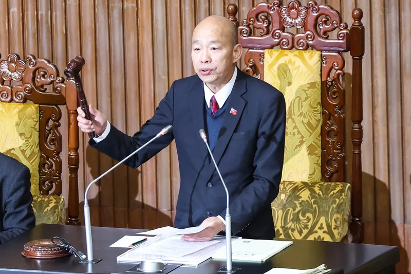 立法院會27日三讀修正通過農民退休儲金條例部分條文,調整農民與主管機關每月提繳金額的比例,將農民負擔比例由現行的5成調降為4成,以減輕農民經濟負擔,也希望提升農民參與農退儲金制度的意願。立法院會三讀後,院長韓國瑜敲槌通過。中央社