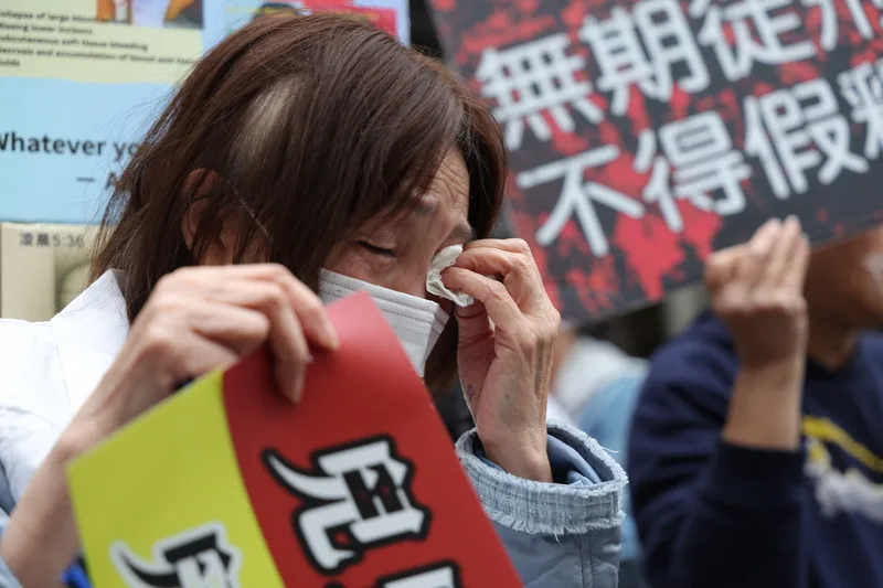 保母姐妹劉彩萱、劉若琳被控虐死剴剴案二審27日宣判上訴駁回維持原判，法院外民團聽到判決後感動拭淚。中央社