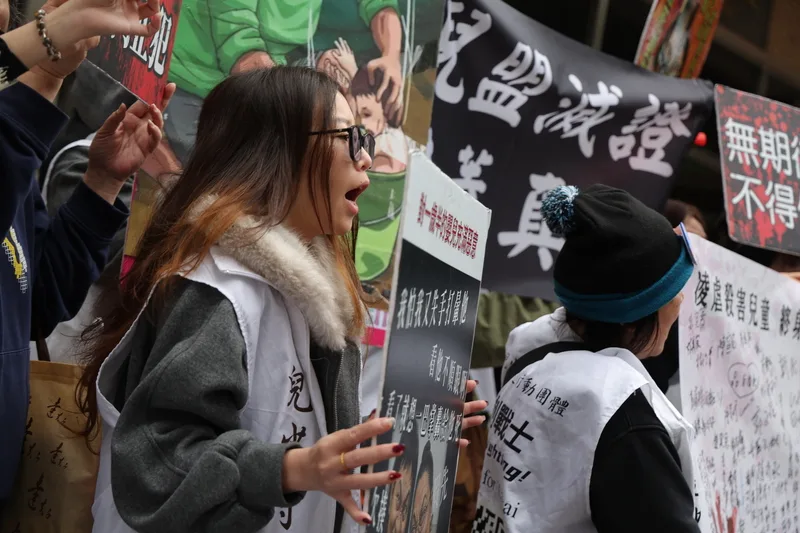 保母姐妹劉彩萱、劉若琳被控虐死剴剴案二審27日宣判，宣判前法院外民眾拿著手舉牌高喊口號表達訴求。中央社