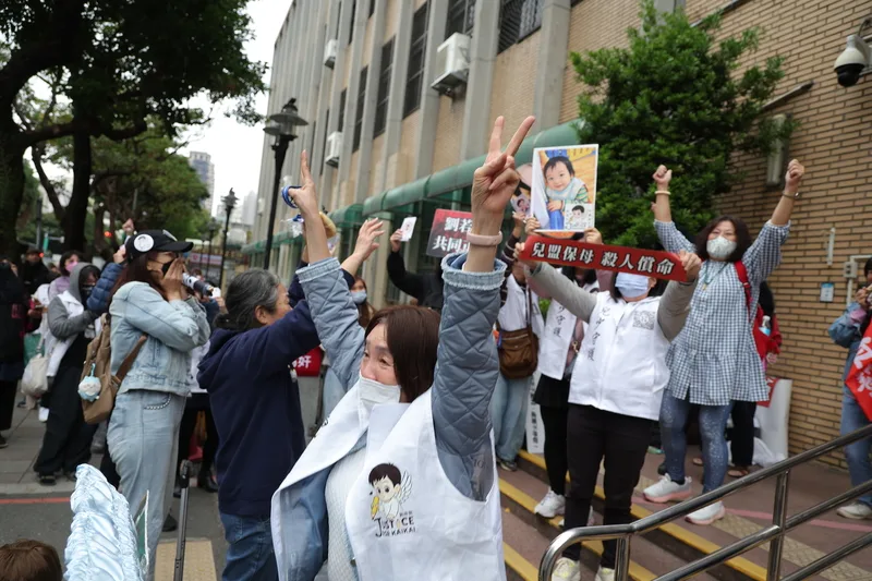 保母姐妹劉彩萱、劉若琳被控虐死剴剴案二審27日宣判上訴駁回維持原判，法院外民團高舉雙手大聲歡呼。中央社