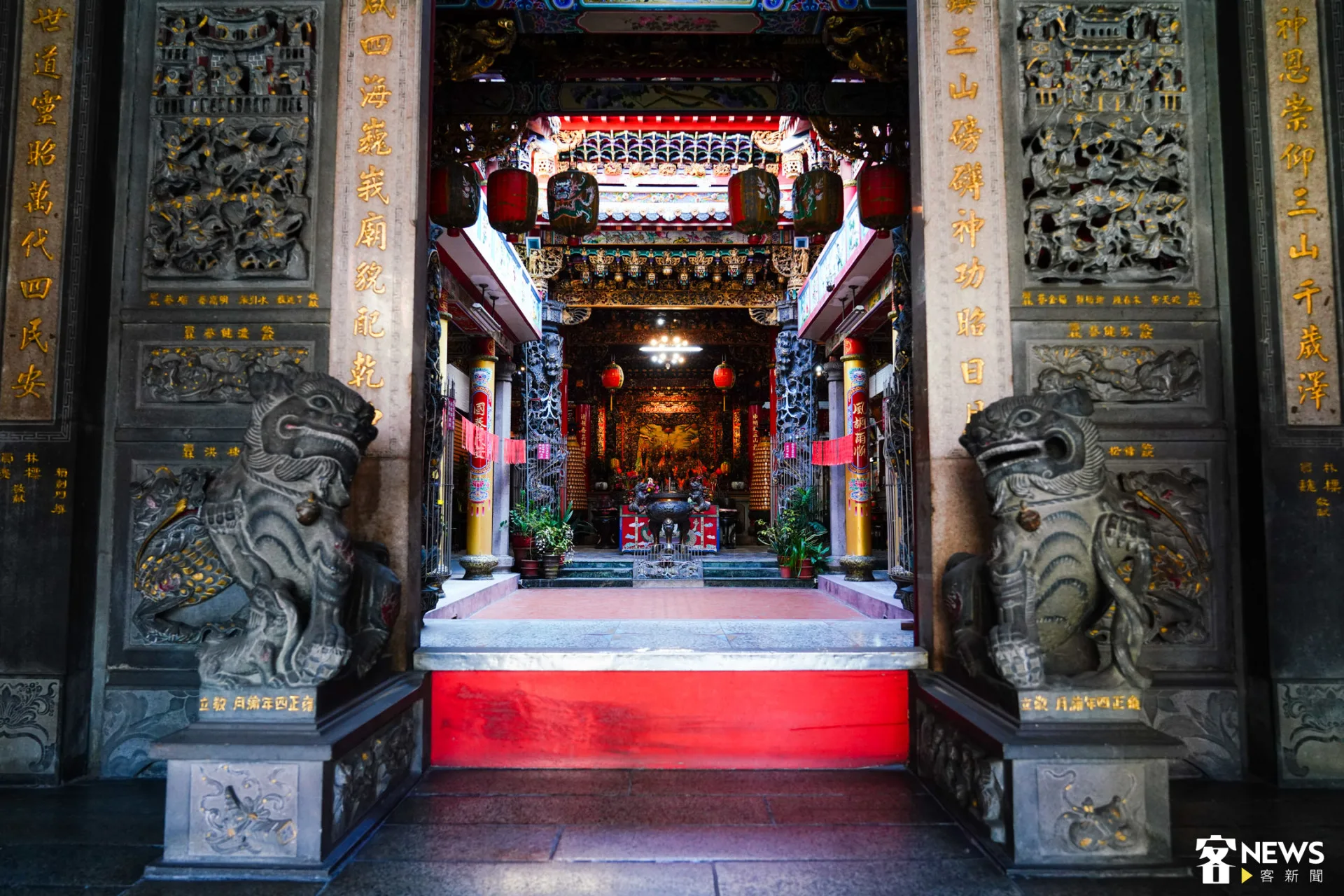 肇建於西元1711年，1726年建成，至今已有300年，是員林最悠久的廟宇之一，從門口石獅姿態來推敲創作時序。朱愷元攝