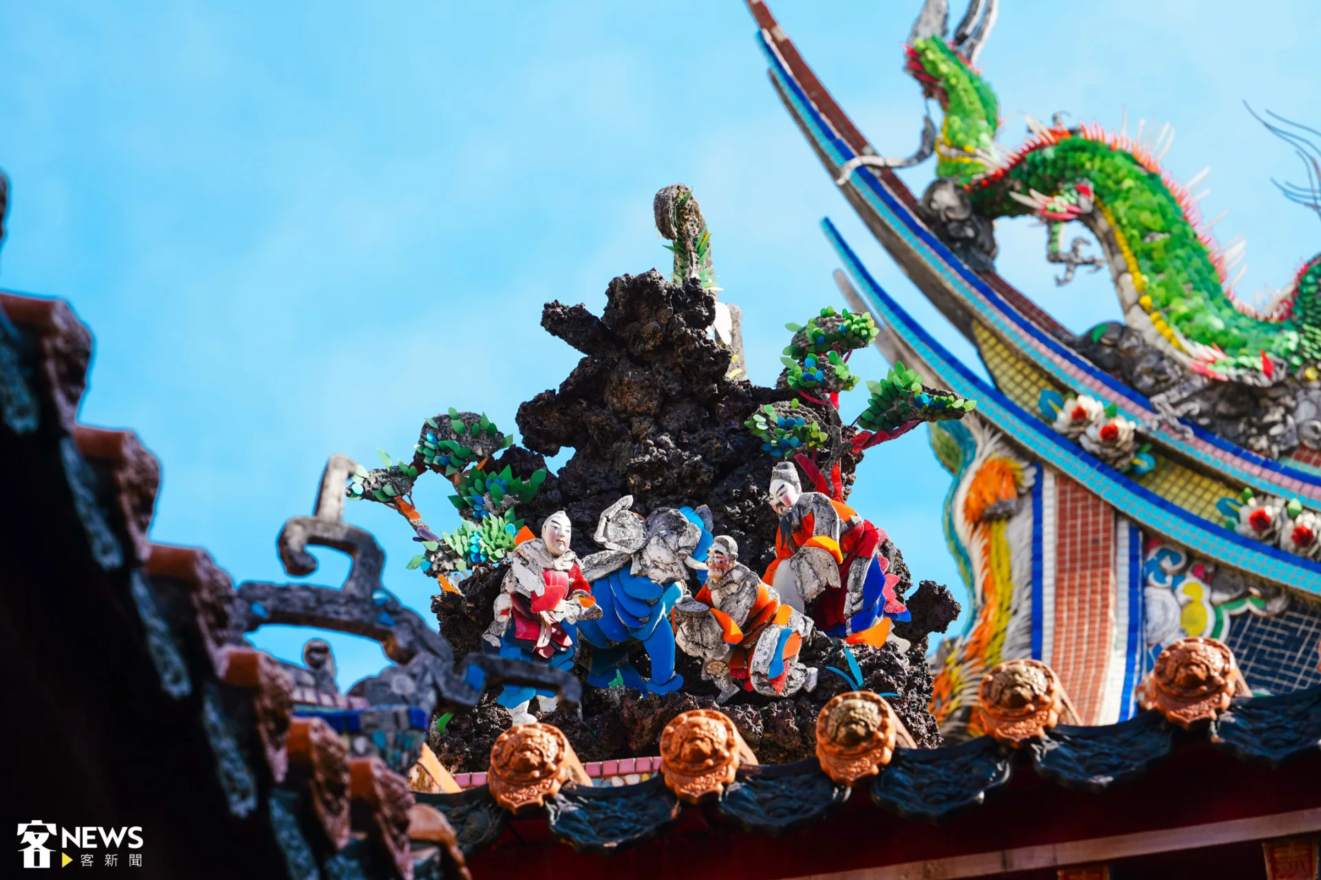 「剪黏」作品色澤溫潤，不像現代馬賽克那般精緻飽滿，帶有親切的樸實感。朱愷元攝