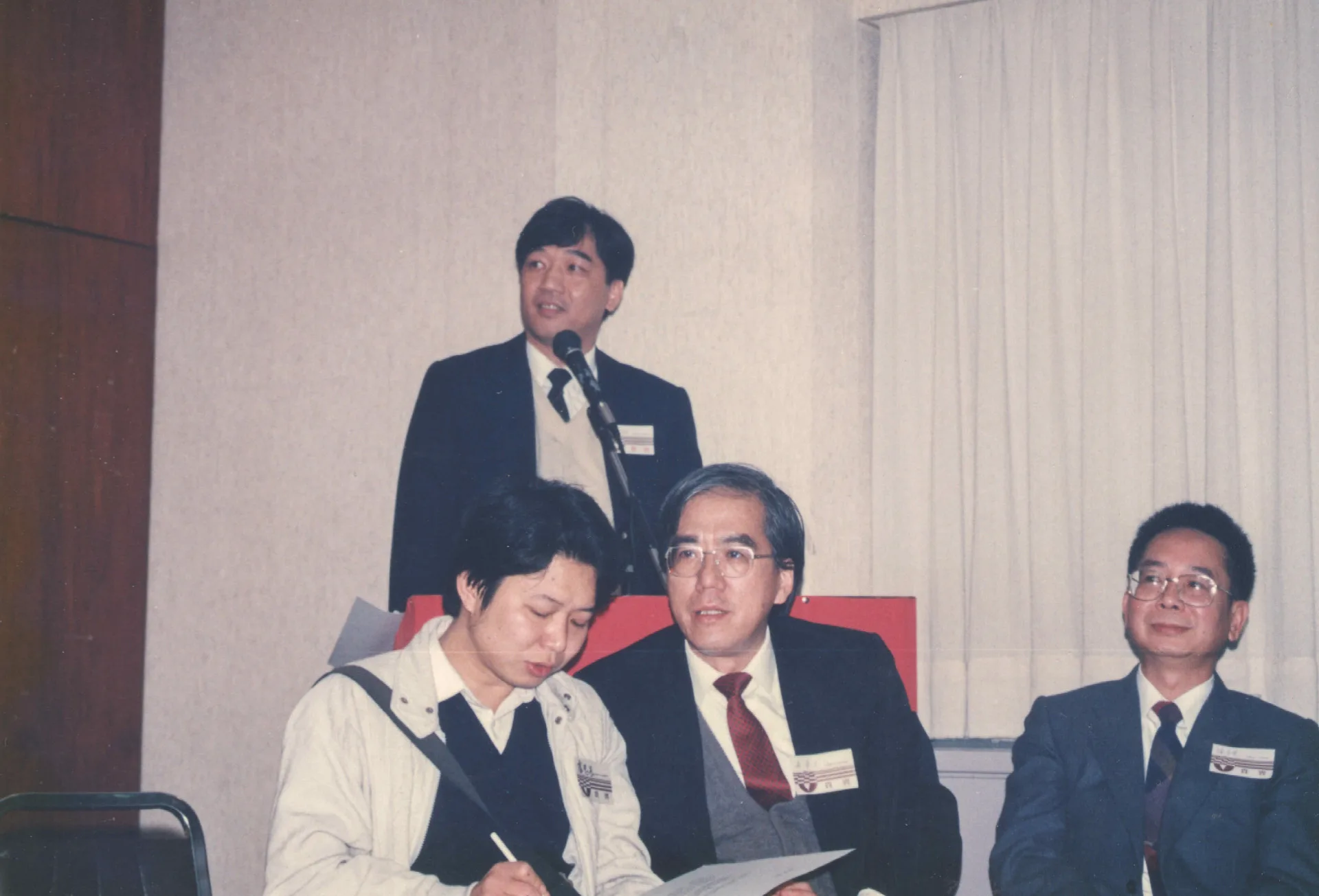 我們成立了台灣客家公共事務協會,成立大會當天陳文和(站立者)擔任司儀。1990,台北,楊國鑫攝