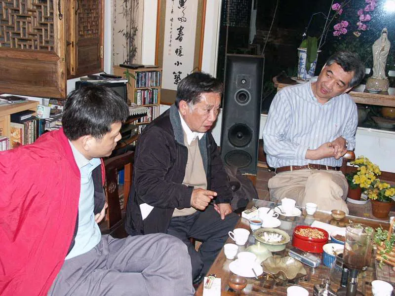 在彭元岐老師家談國家大事,楊國鑫(左)、林柏燕(中)、陳文和(右)。2000,新埔,楊國鑫提供