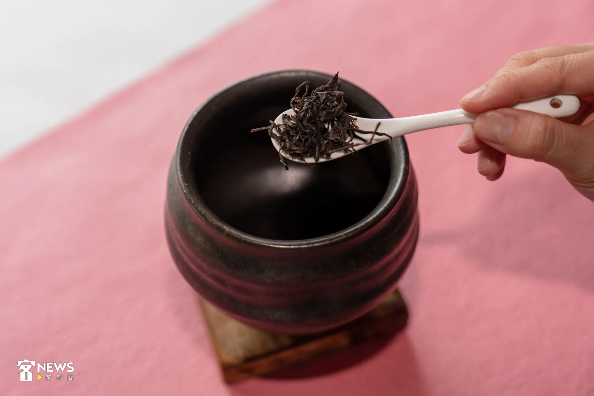 冬季菜單由東方美人茶揭開序幕,特別用大茶碗以雙手捧著飲用。洪藝晅攝