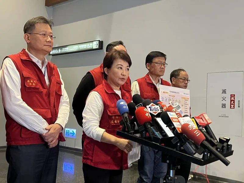 台中市豐原區一處蛋雞場確診禽流感，台中市長盧秀燕（左2）29日在記者會中表示，由於業者未主動通報疫情，且未合法處理病死雞屍體，將採最重罰。中央社