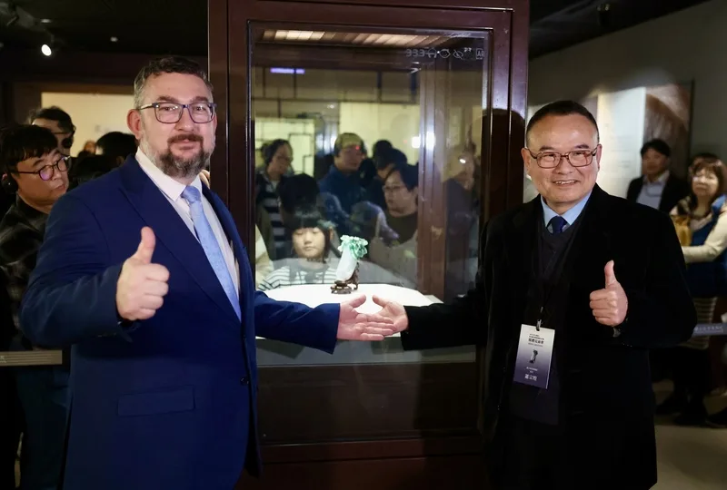 故宮博物院29日舉辦「翠玉白菜歸國媒體見面會」，院長蕭宗煌（前右）與捷克國家博物館總館長盧卡其（Michal Lukeš）（前左）出席，共同宣布國寶文物「翠玉白菜」重返北院崗位。中央社