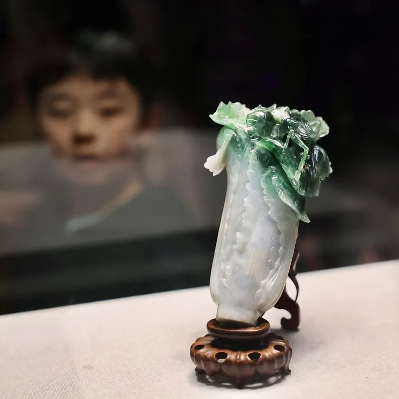 遠赴捷克展出的故宮人氣國寶「翠玉白菜」結束展期順利歸返台灣，故宮29日舉辦「翠玉白菜歸國見面會」，正式宣布翠玉白菜「回家了」，也吸引遊客爭睹。中央社