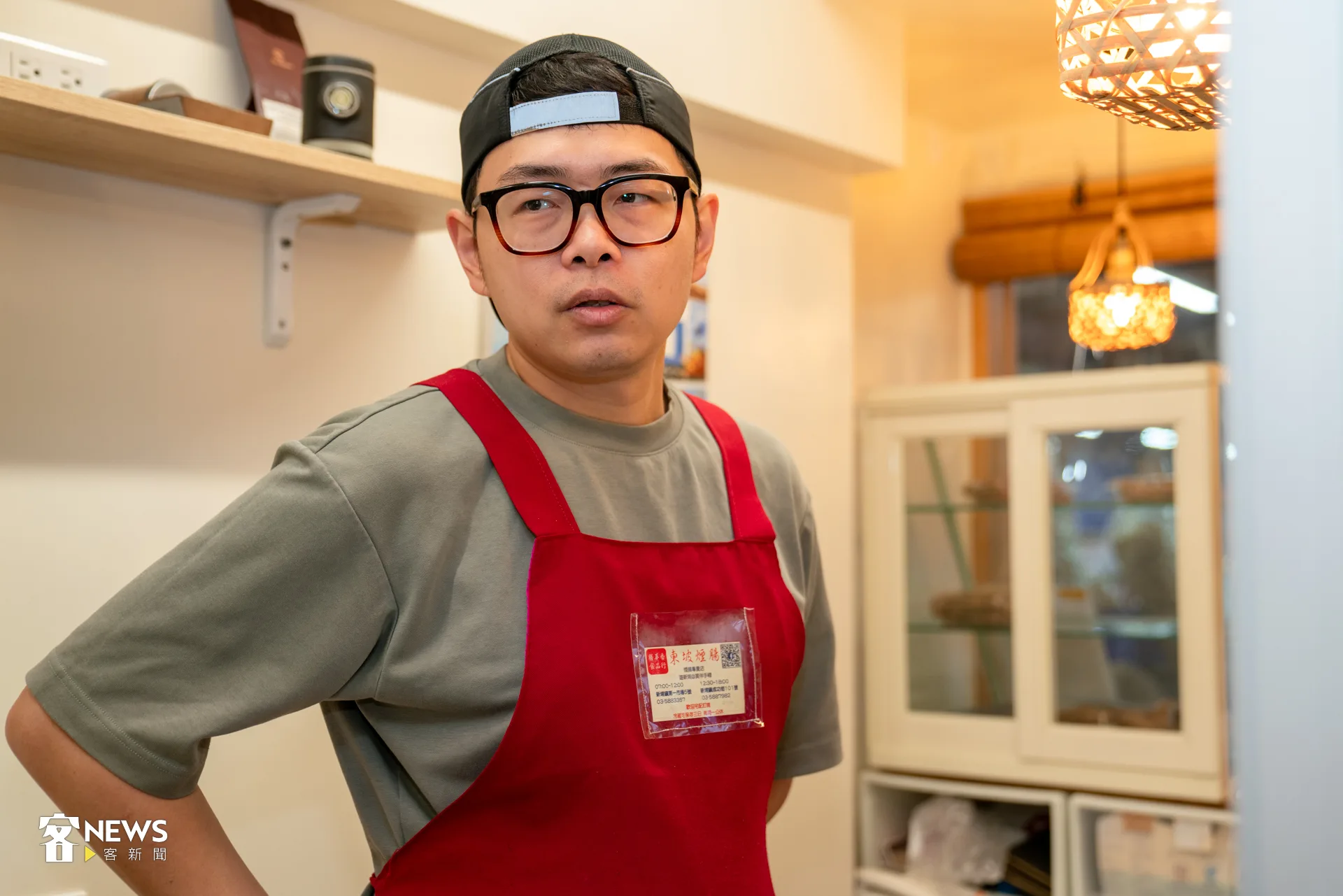 在台北從事機構工程師已10年的洪佳杰談到接手妻子家的煙腸生意,覺得是自然而然的事。洪藝晅攝