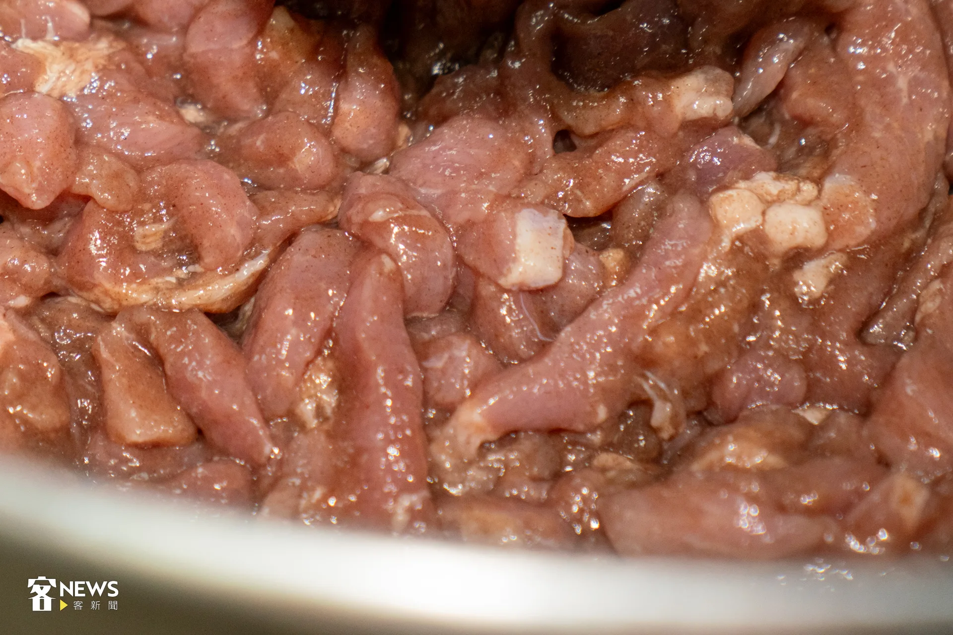 含肉煙腸使用全瘦肉,怕肥肉、油膩的民眾也可嘗試。洪藝晅攝
