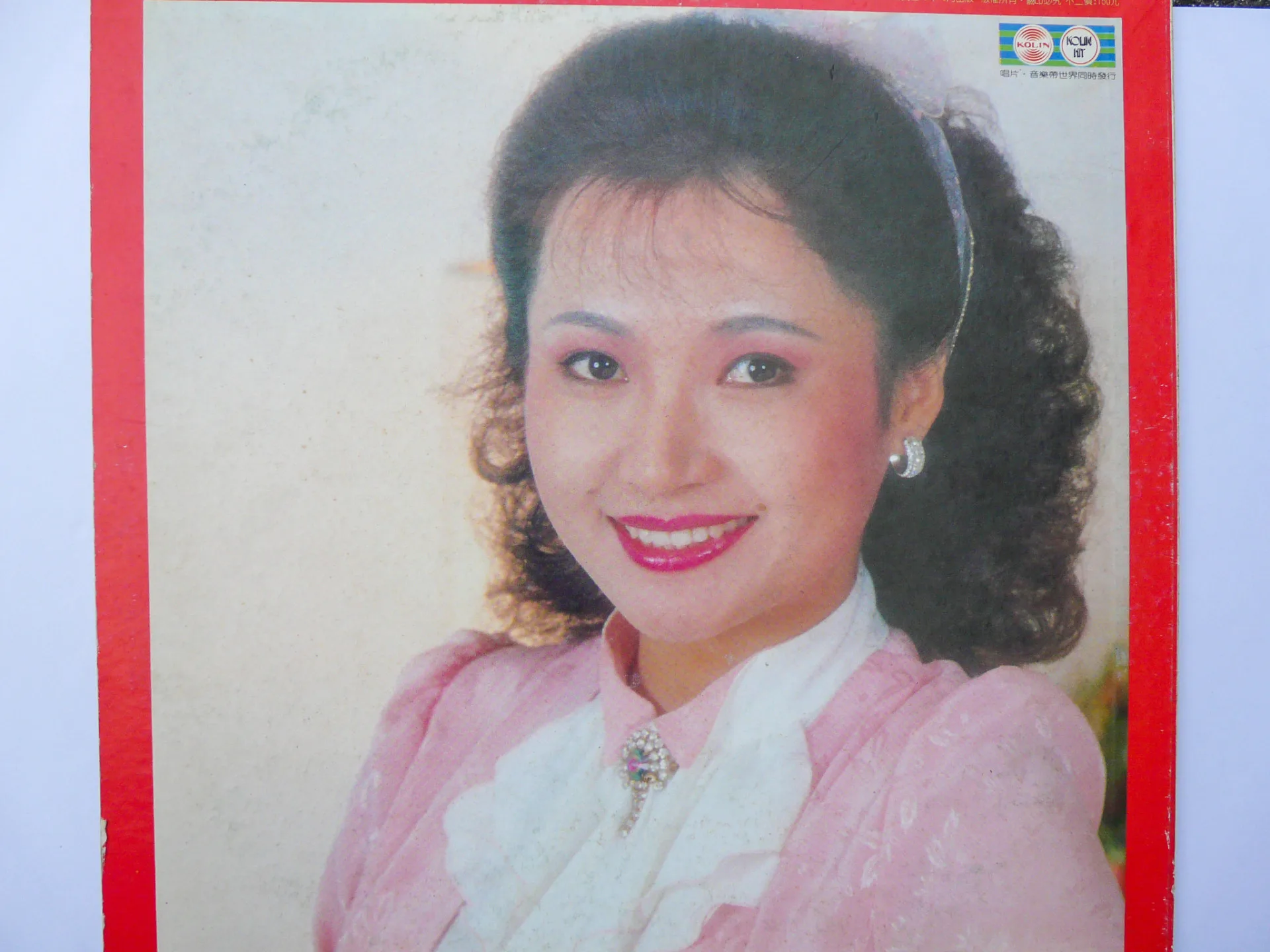 1983年由歌林唱片公司發行,當時知名歌星池秋美演唱的專輯,其中有一首客家歌〈𠊎係中國人〉是由吳盛智作曲涂敏恆作詞。楊國鑫攝