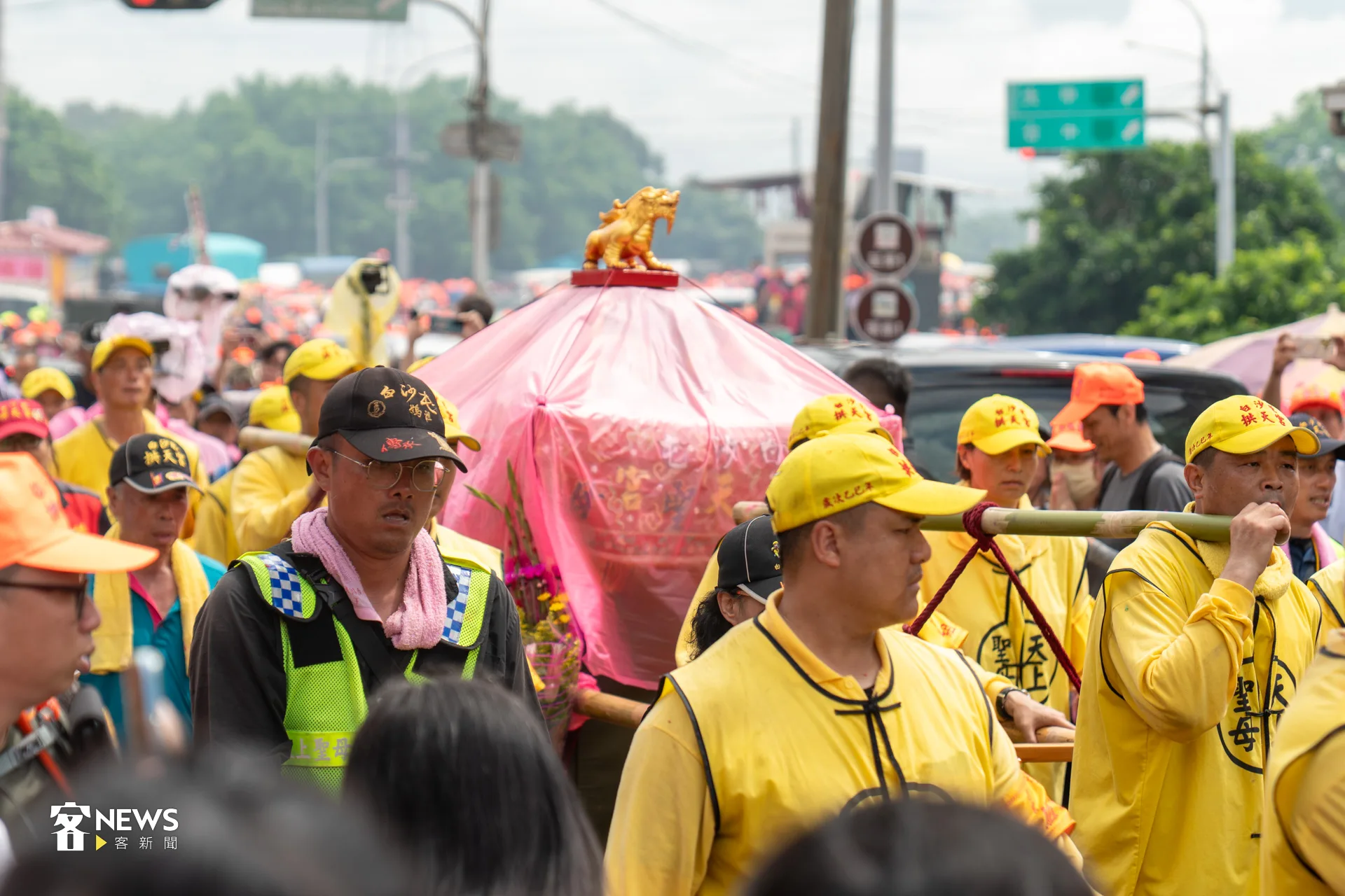 營養師提醒,徒步遶境容易疲勞、抽筋與膝蓋不適,甚至增加運動傷害風險,建議飲食上多攝取「蛋白質」,圖為白沙屯媽祖2025年進香畫面。客新聞資料庫