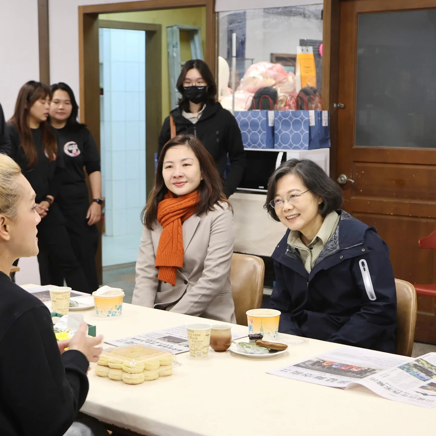 民進黨徵召縣議員陳品安競選下屆苗栗縣長，她是台大畢業律師，形象清新，在海線與西湖溪流域有優勢。圖為前總統蔡英文日前與陳品安一起爬樟之細路。翻攝自蔡英文threads