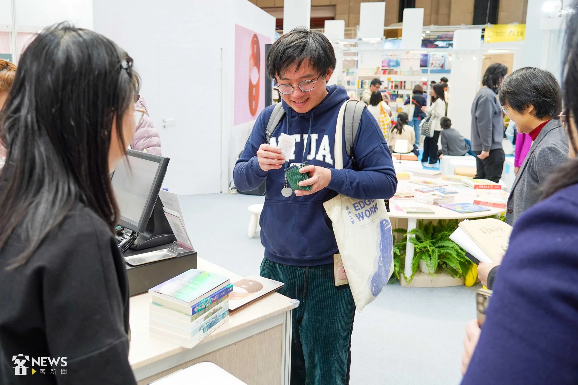 身為彰化客底的游同學,在書展一開幕就購買了客委會七本客語文學作品,希望能藉此找回母語。李台源攝