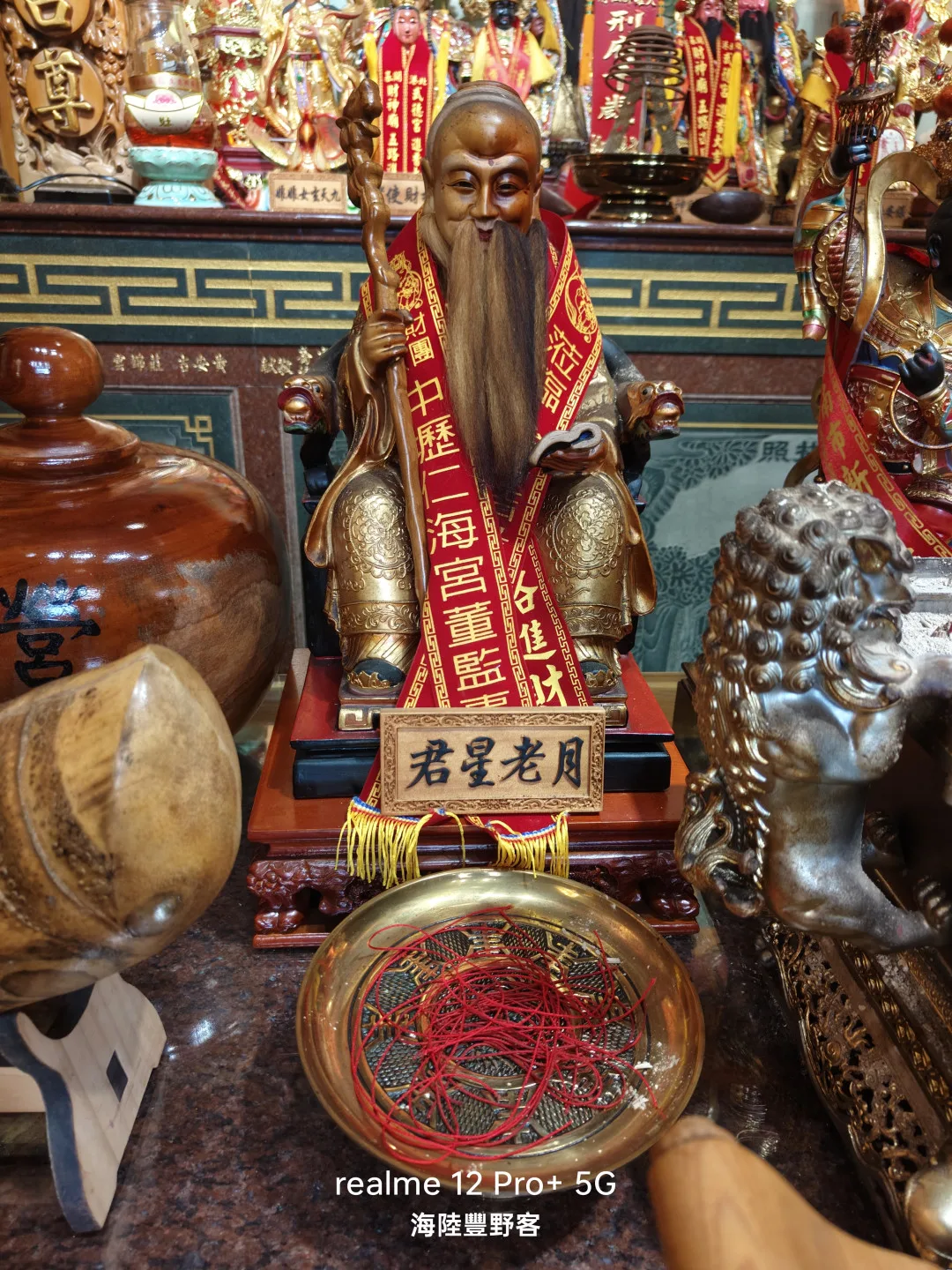 無看就算咧，一看不得了，廟裡肚有各路神佛共下來打鬥四，神桌頂項擠著淰淰淰，連中壢新街个仁海宮乜來𢯭鬧熱。廖佳仁攝