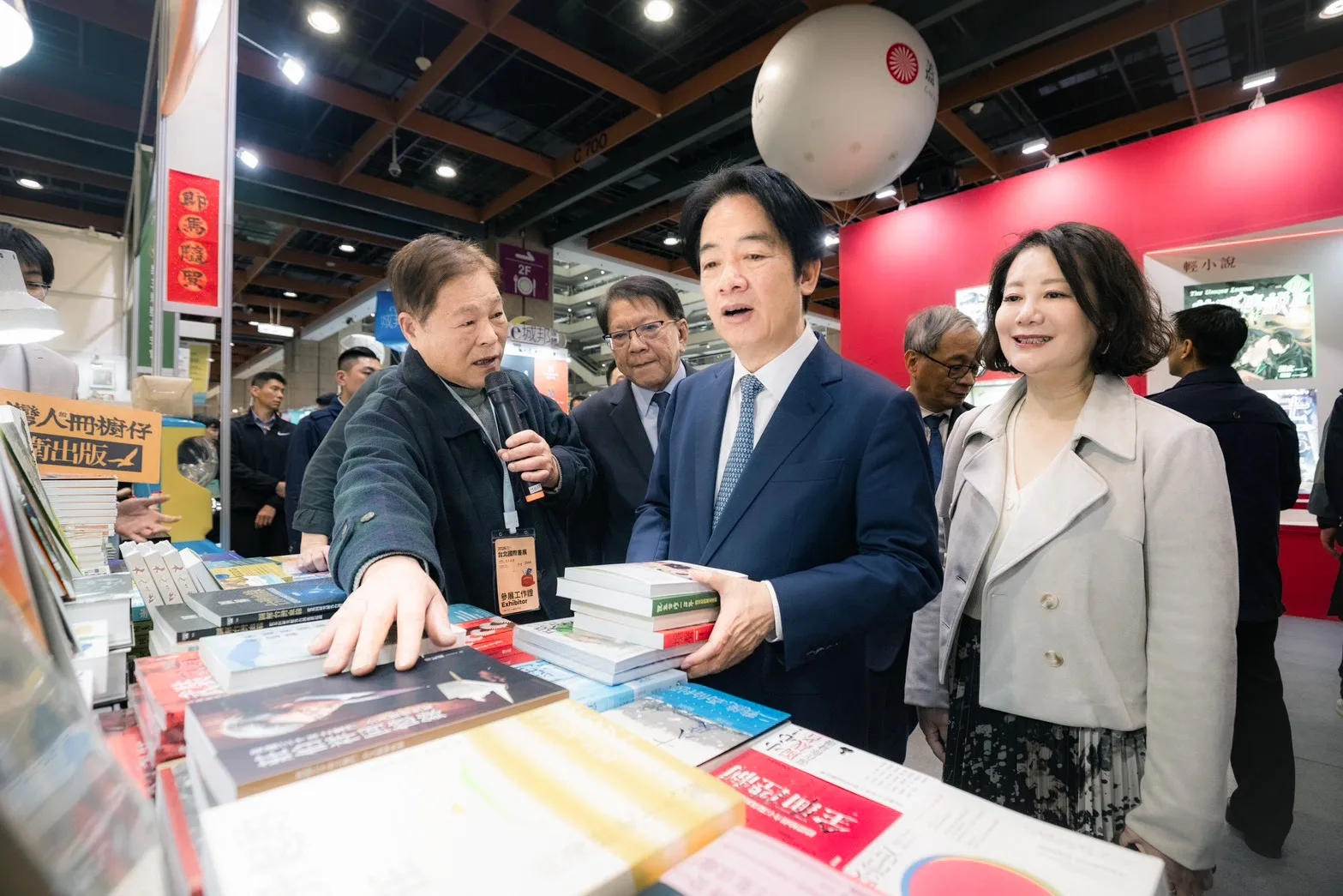 總統賴清德逛書展買了60多本書,今天公布書單。總統府提供