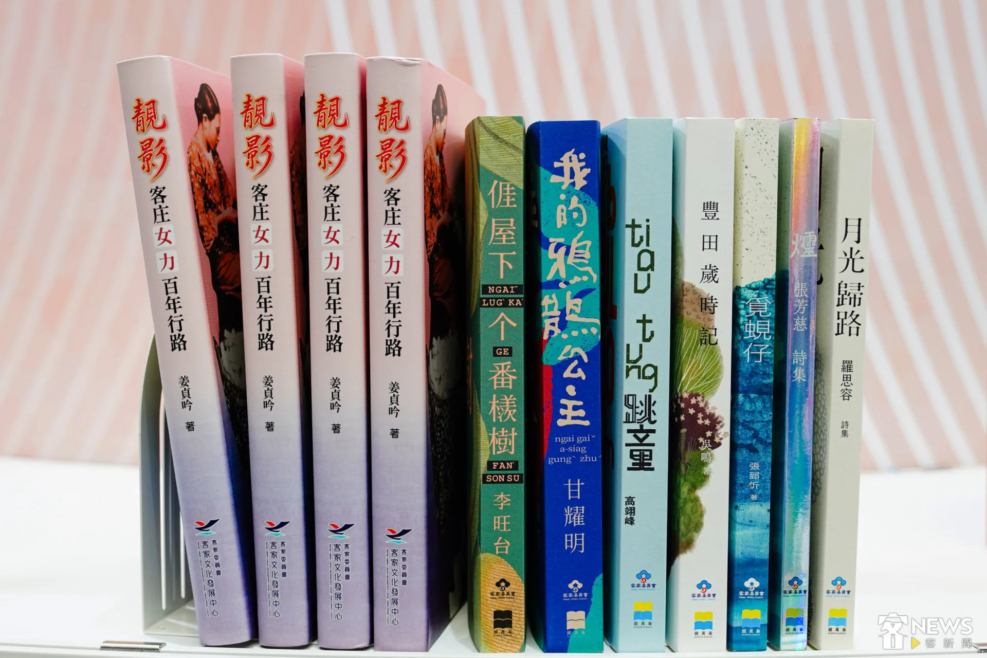 書展第二天,目前單本銷量冠軍是李旺台《𠊎屋下个番檨樹》,不過其他書籍以極小差距緊追其後。朱愷元攝