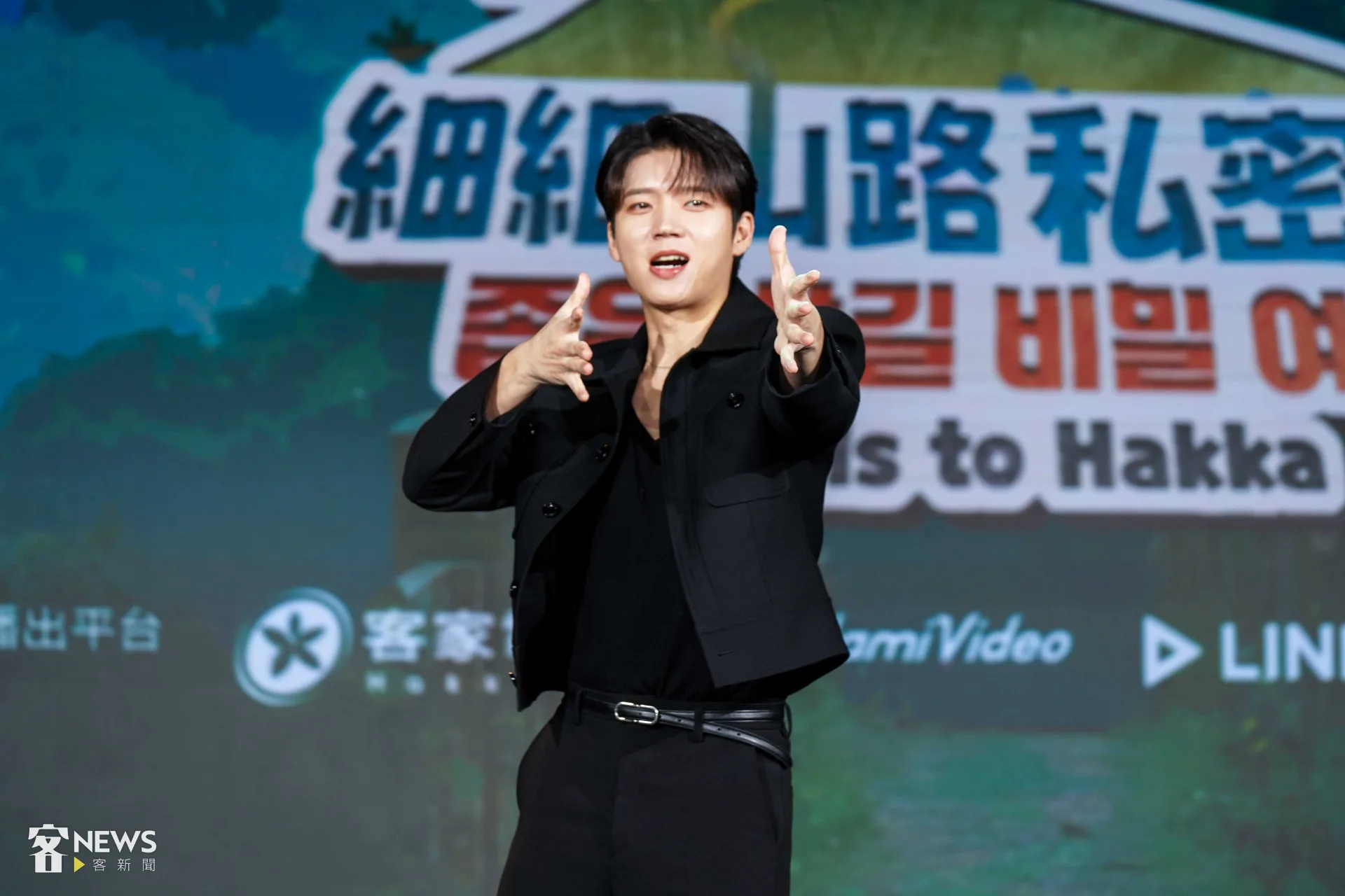 南優賢露出招牌動作，發射弓箭愛心。李台源攝