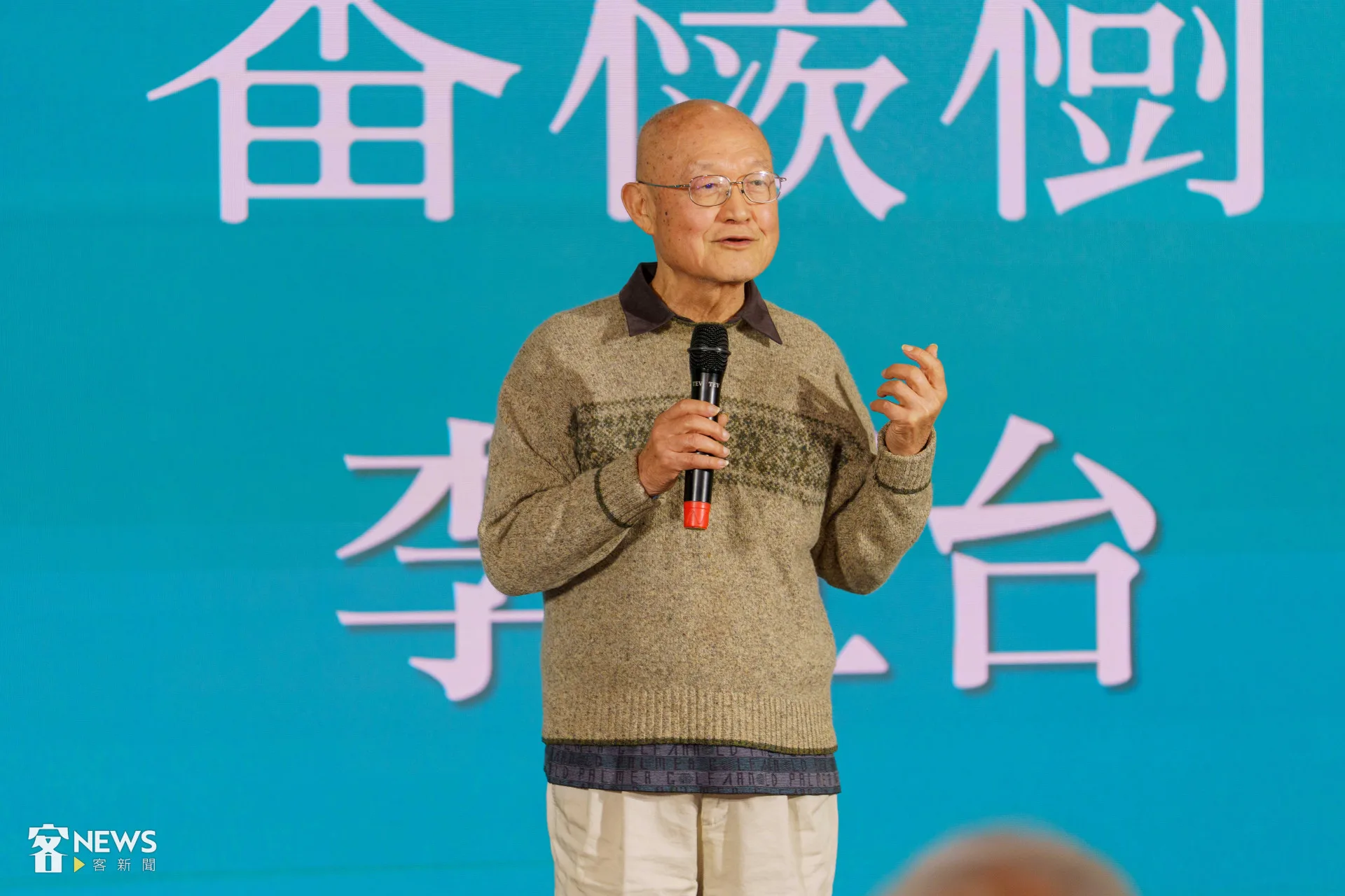 作家李旺台出版新書《𠊎屋下个番檨樹》,日前在記者會上分享創作點滴。李台源攝