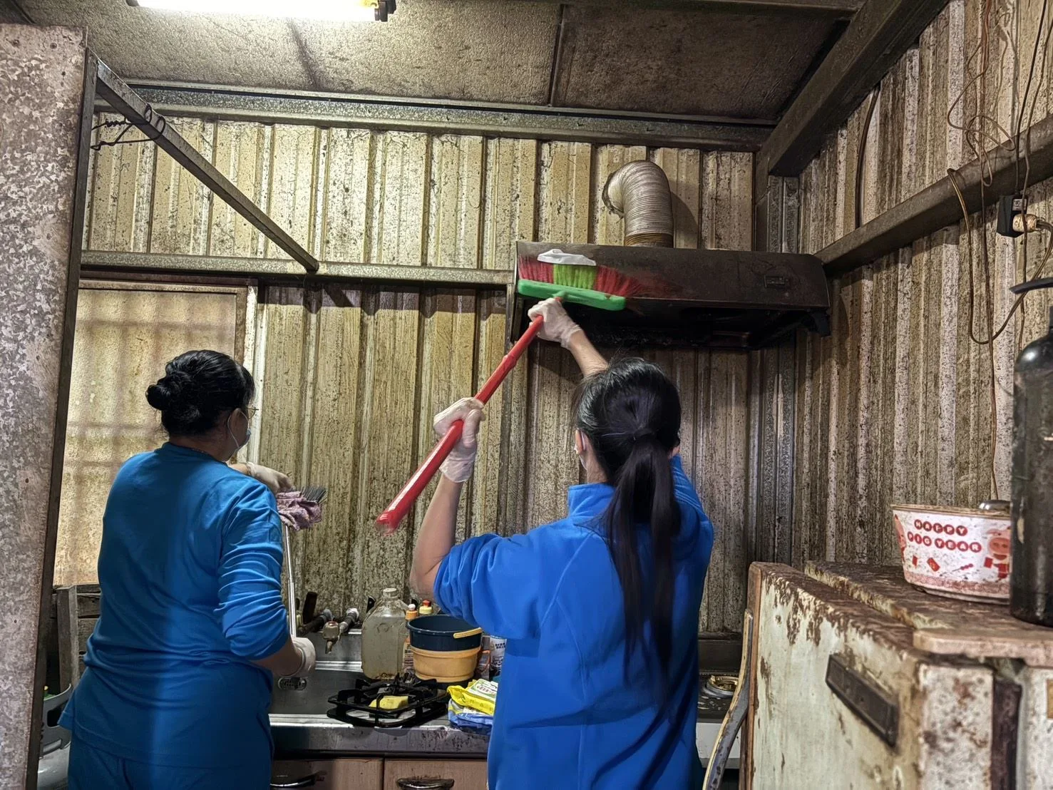 橫山社福中心與民間志工，整理許爺爺住處環境