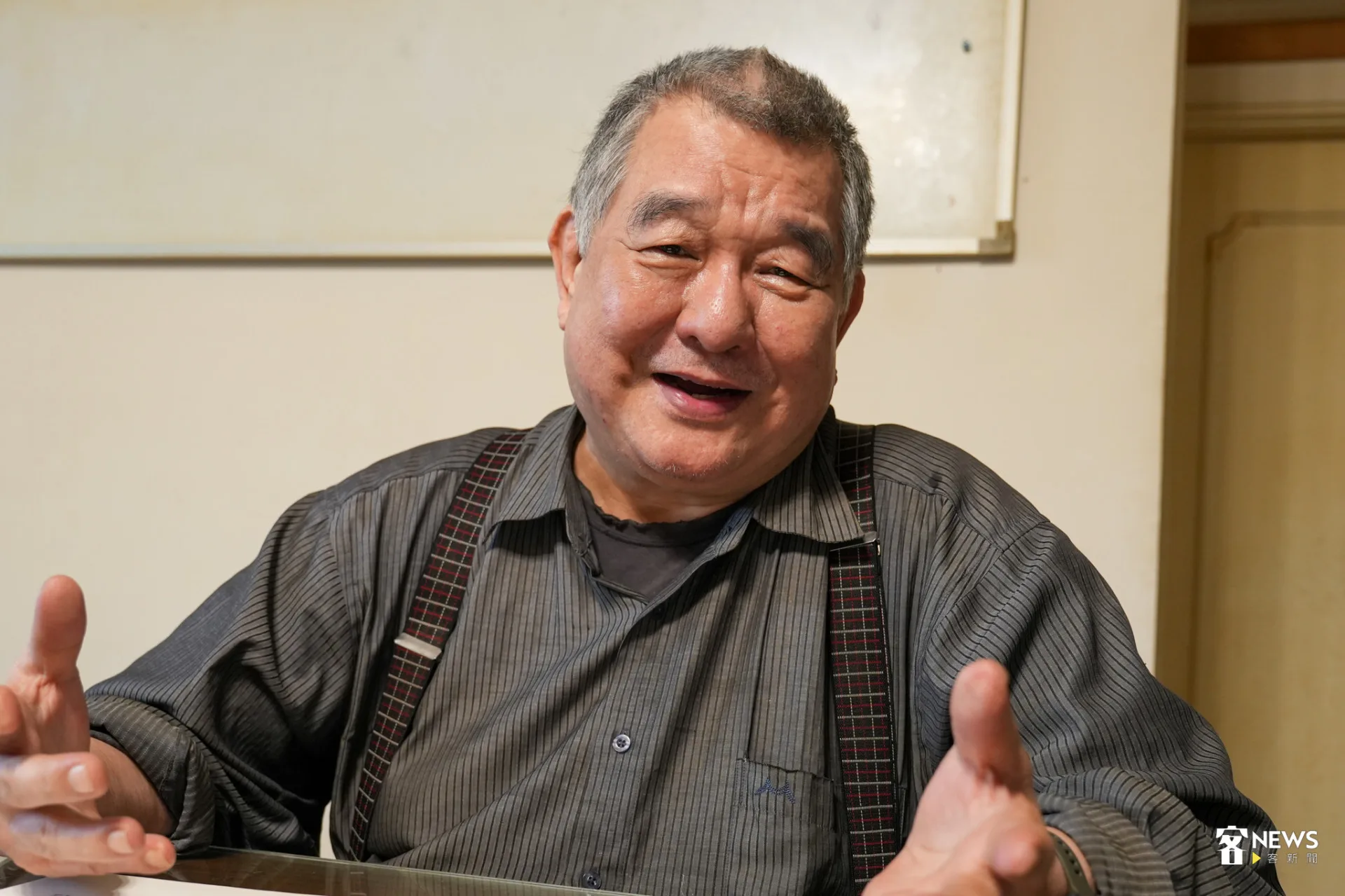 吳鳴坐在家中客廳,緩緩分享創作與成長故事。蔡依璇攝