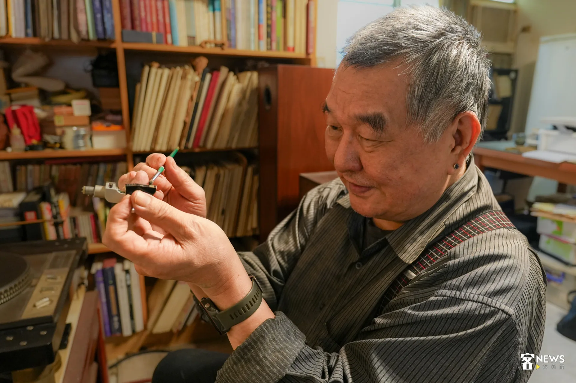 吳鳴專注古典音樂,「唱盤一轉就有音樂」是他的退休日常。蔡依璇攝