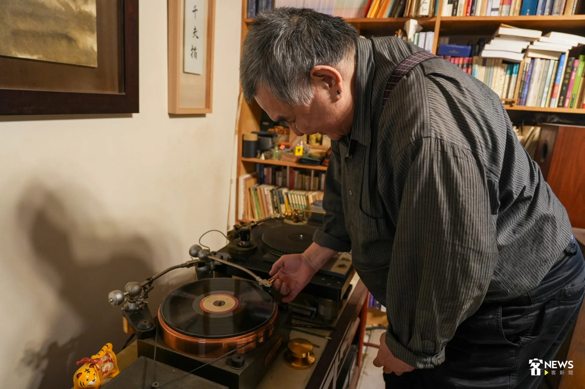 放上唱盤,針尖緩緩落下,旋律充滿整個房間。蔡依璇攝