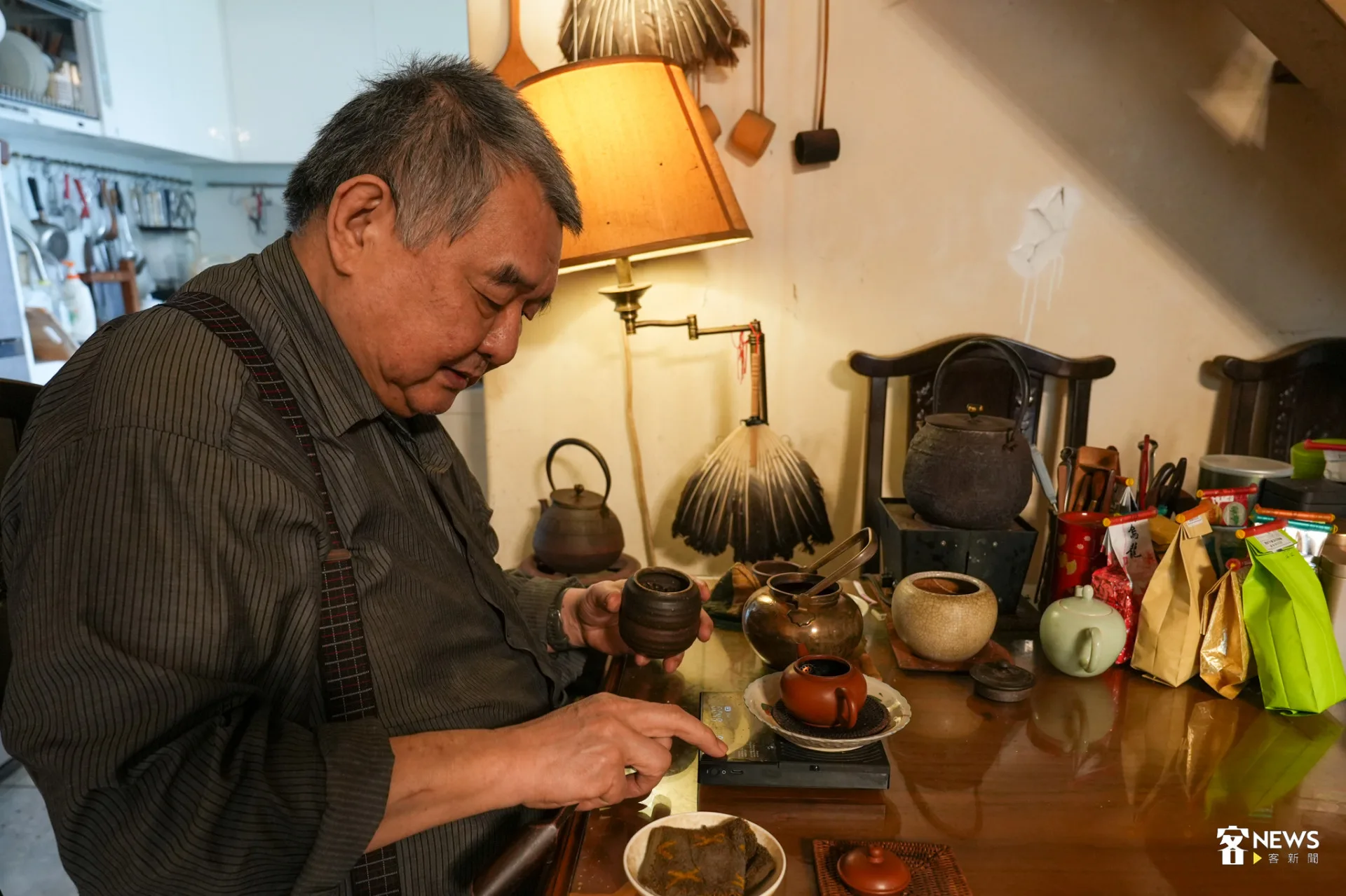 從水溫、茶葉到沖泡節奏,吳鳴日常泡茶極為講究。蔡依璇攝