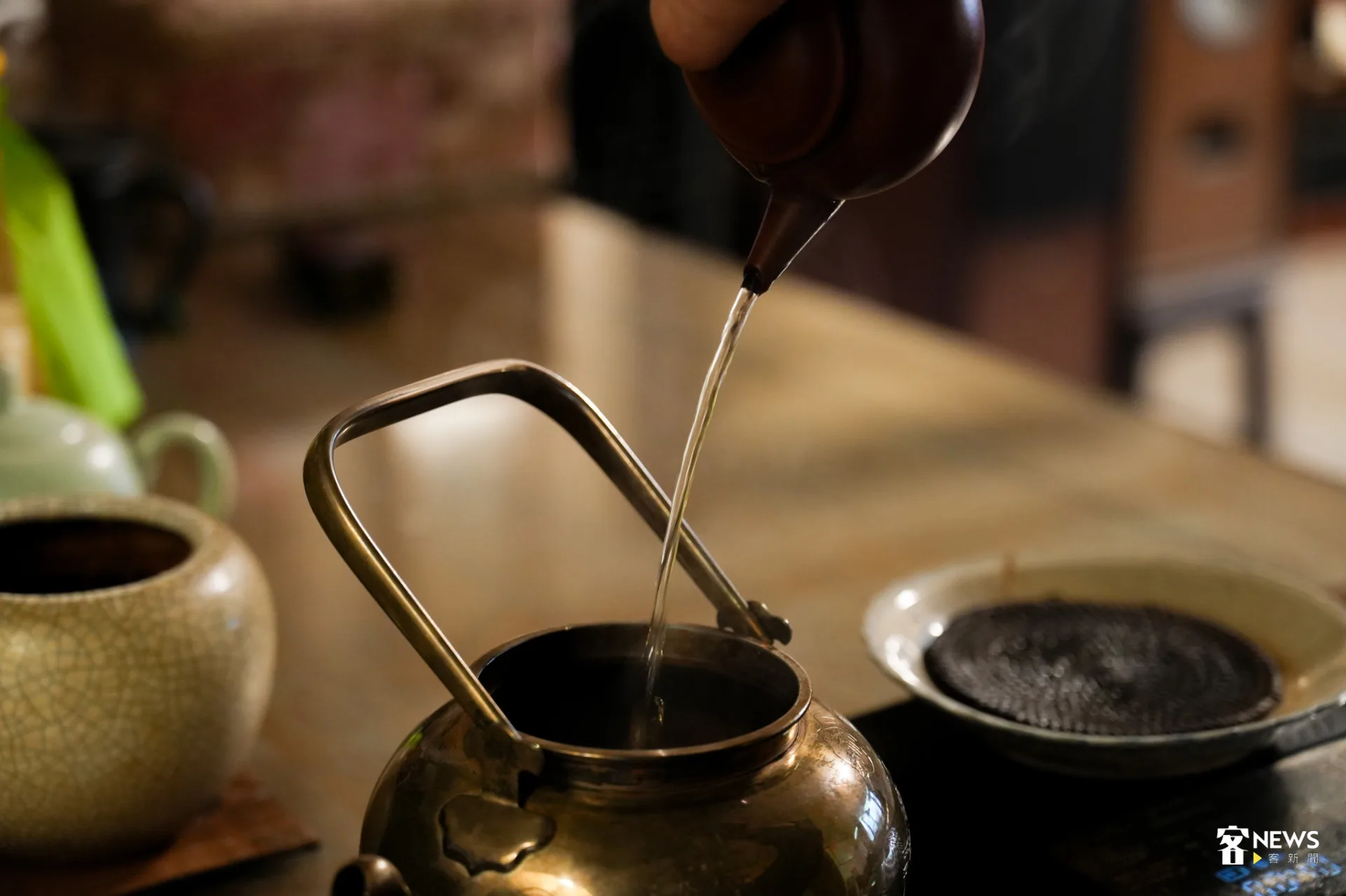 從水溫、茶葉到沖泡節奏,吳鳴日常泡茶極為講究。蔡依璇攝
