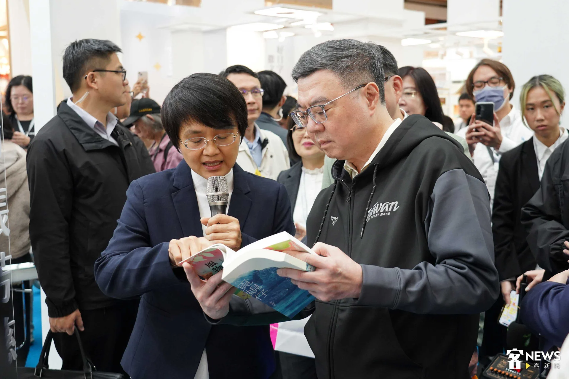 卓榮泰參觀客家館,閱讀蕭秀琴的《風物季語》及張郅忻的《覓蜆仔》。李台源攝