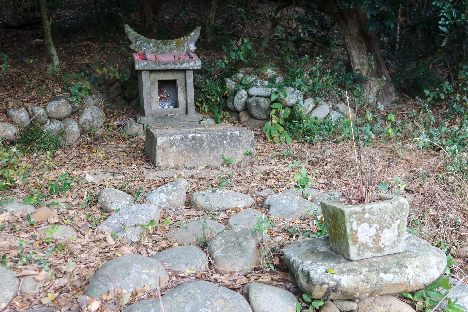 造型古樸的石板土地公，在通霄鎮楓樹窩、烏眉坑處處可見。何來美攝