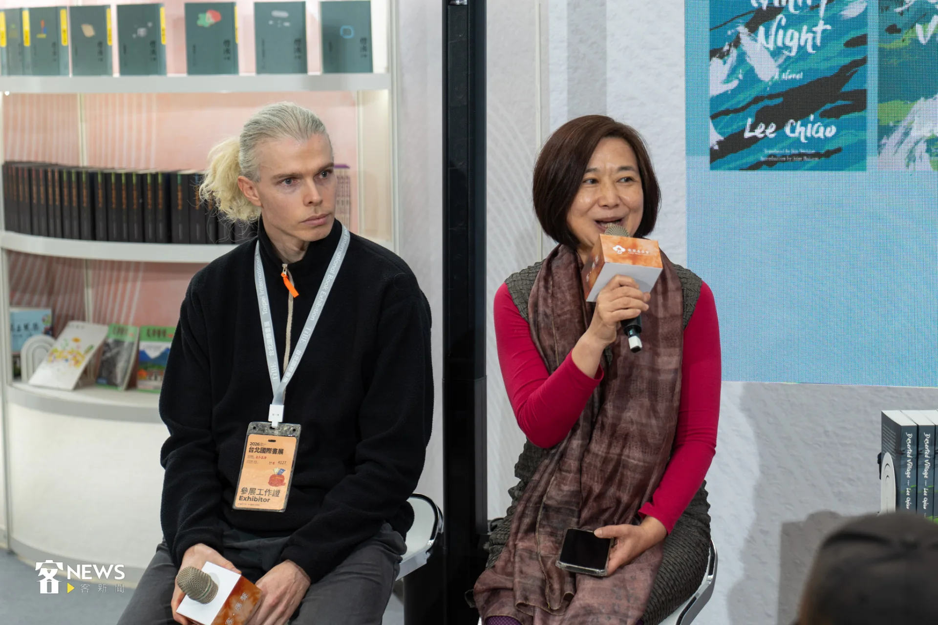 臺灣李喬文化學會理事長、客籍作家劉慧真(右)在台北國際書展客家館暢談李喬生平和《寒夜三部曲》。李宥妍攝