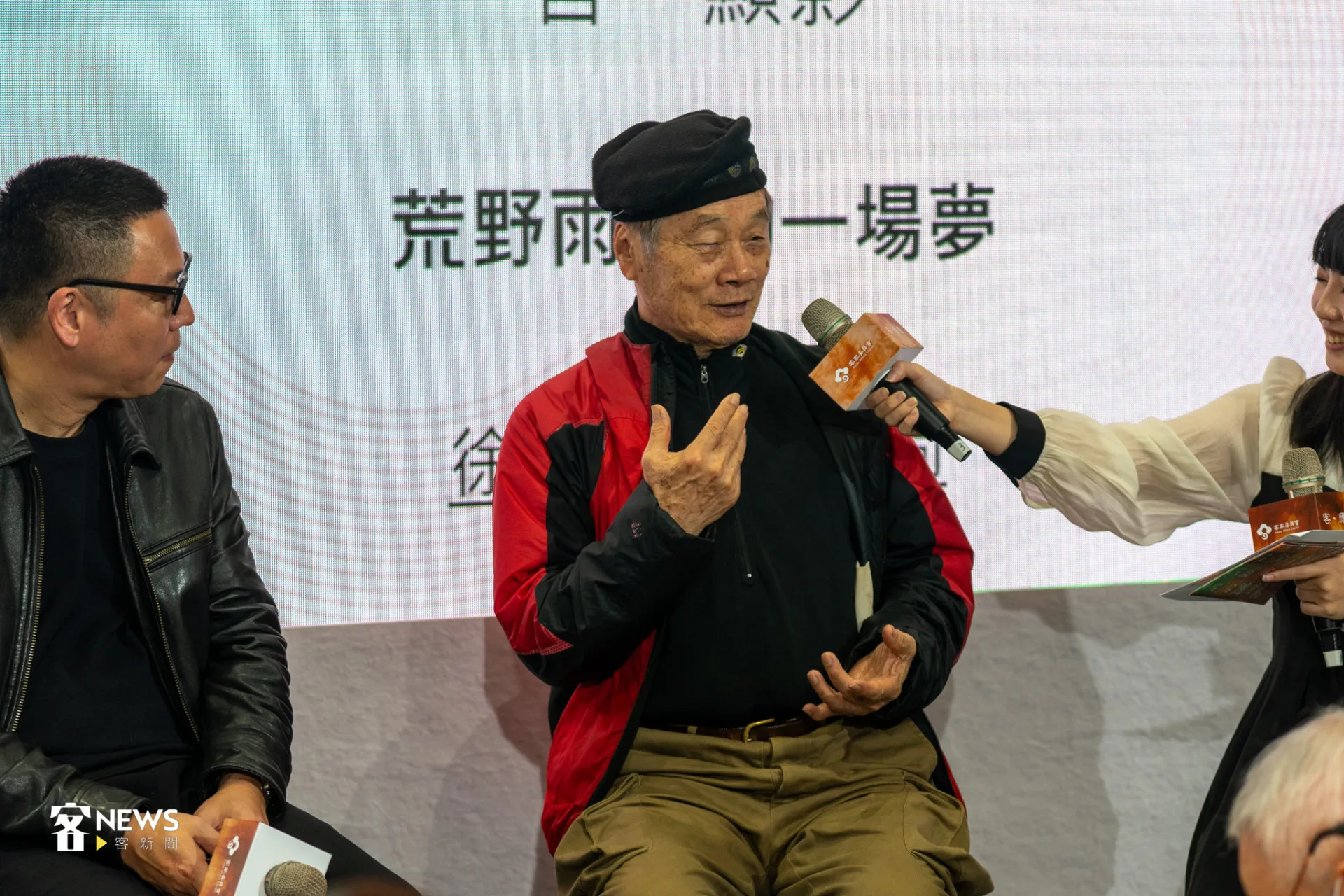 徐仁修(中)分享兒時不寫作業被老師打手心,如何控制掌心偏移將疼痛盡量減低的方式,意外鍛鍊他的反應力,也逗得現場哈哈大笑。李宥妍攝