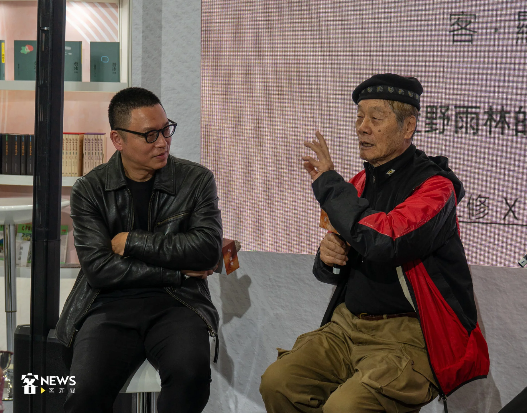 客家特別貢獻獎得主徐仁修(右)、《我在荒野做了一場夢》紀錄片導演沈可尚(左)6日在客家館分享兩人相識及紀錄片拍攝花絮。李宥妍攝
