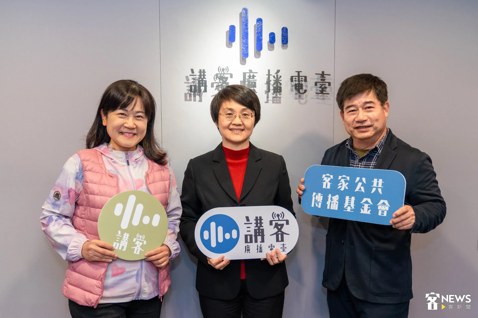 客委會主委古秀妃(中)、客傳會董事長宋廷棟(右)與講客廣播電臺主持人宋菁玲(左)在節目錄音前合影。范修語攝