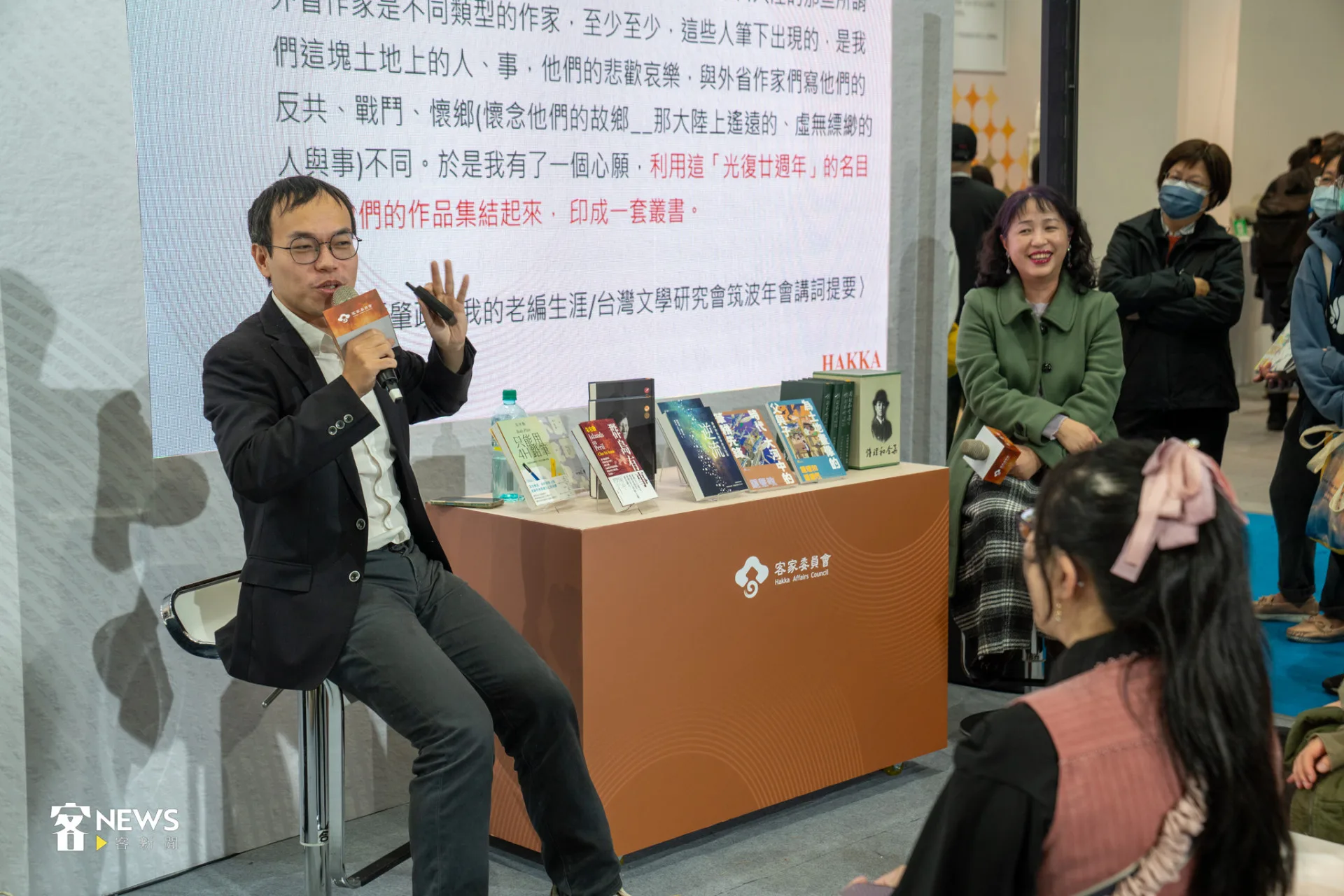 朱宥勳和鍾怡彥對談兩鍾密切友誼和戰後台灣本土文學發展。李宥妍攝