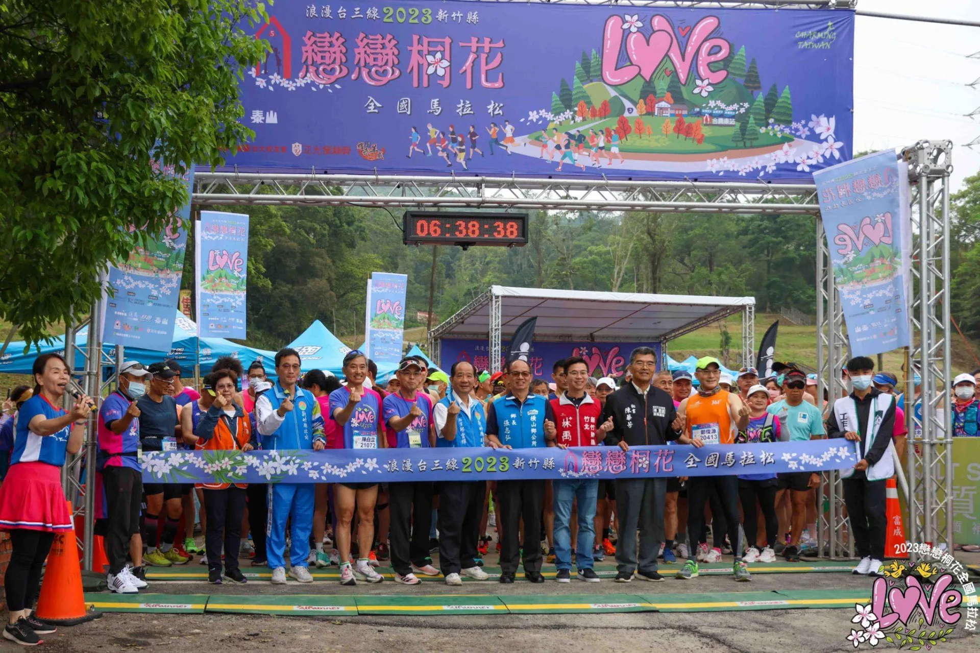 每年四、五月桐花盛開時,是新竹最美的季節,在桐花森林路跑、浪漫揮汗,是很多馬拉松跑者的口袋名單。翻攝自Charming Taiwan 臉書