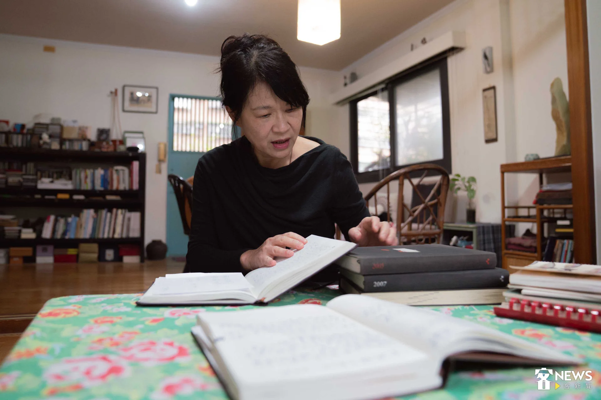 羅思容翻著過往筆記,他認為,客委會有勇氣邀請一位音樂人跨界書寫,「相當大膽」。范修語攝