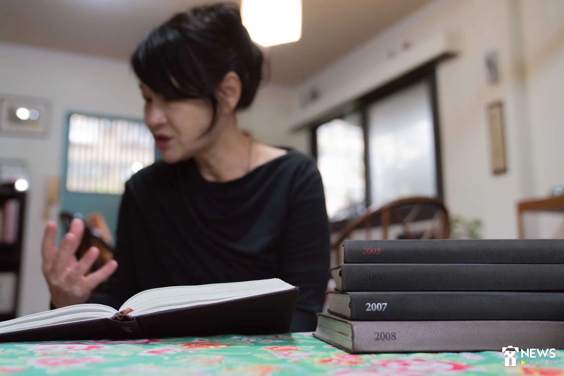 羅思容從自己過去二、三十年所書寫的雜記中,挑選50首現代詩,出版詩集《月光歸路》。范修語攝
