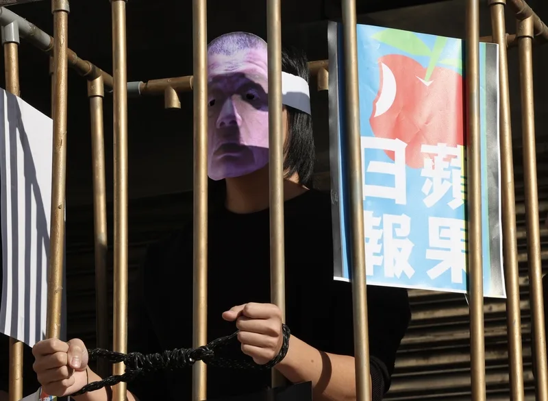 香港壹傳媒創辦人黎智英被控違反香港國安法,遭判20年。在台港人團體10日上午在立法院群賢樓前集結聲援黎智英,以自製牢籠道具上演行動劇,高喊言論自由、新聞自由無罪。中央社