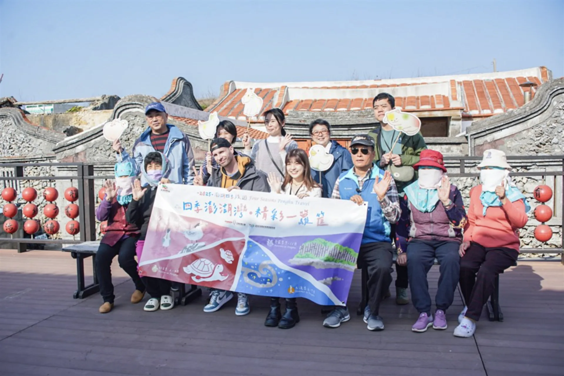 澎管處近年持續推動「職人帶路」的深度旅遊模式,邀請熟悉家鄉故事的在地職人,引領旅客走進澎湖的老聚落,感受時間慢慢流動的節奏。澎湖國家風景區管理處提供