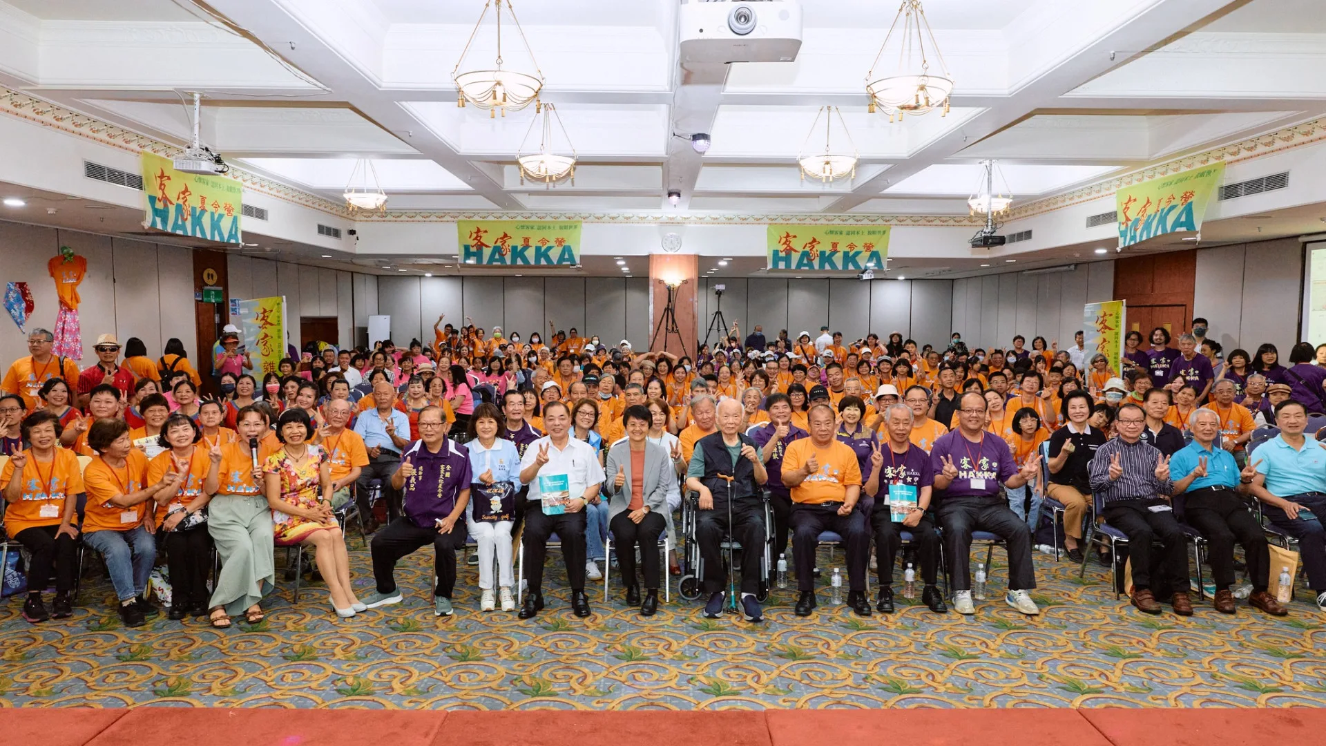 張義品去年籌辦「全國客家文化夏令營」,參與人數近300人,客委會主委古秀妃(中)也到場。《客家》雜誌提供