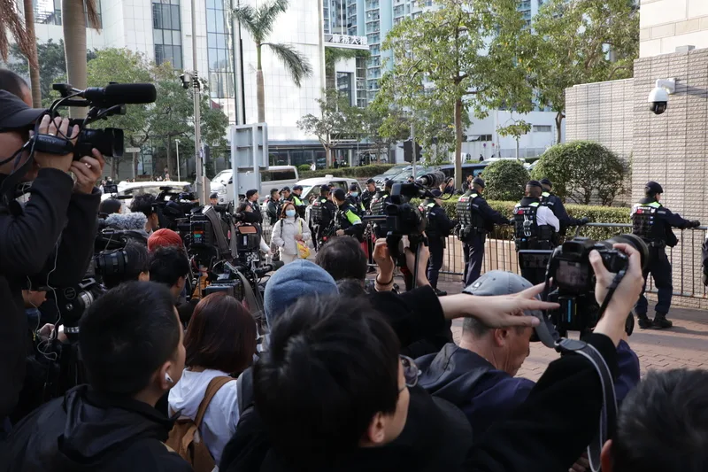 香港壹傳媒集團創辦人黎智英國安法案9日宣判,引來眾多媒體採訪,現場有大批警員戒備並維持秩序。中央社