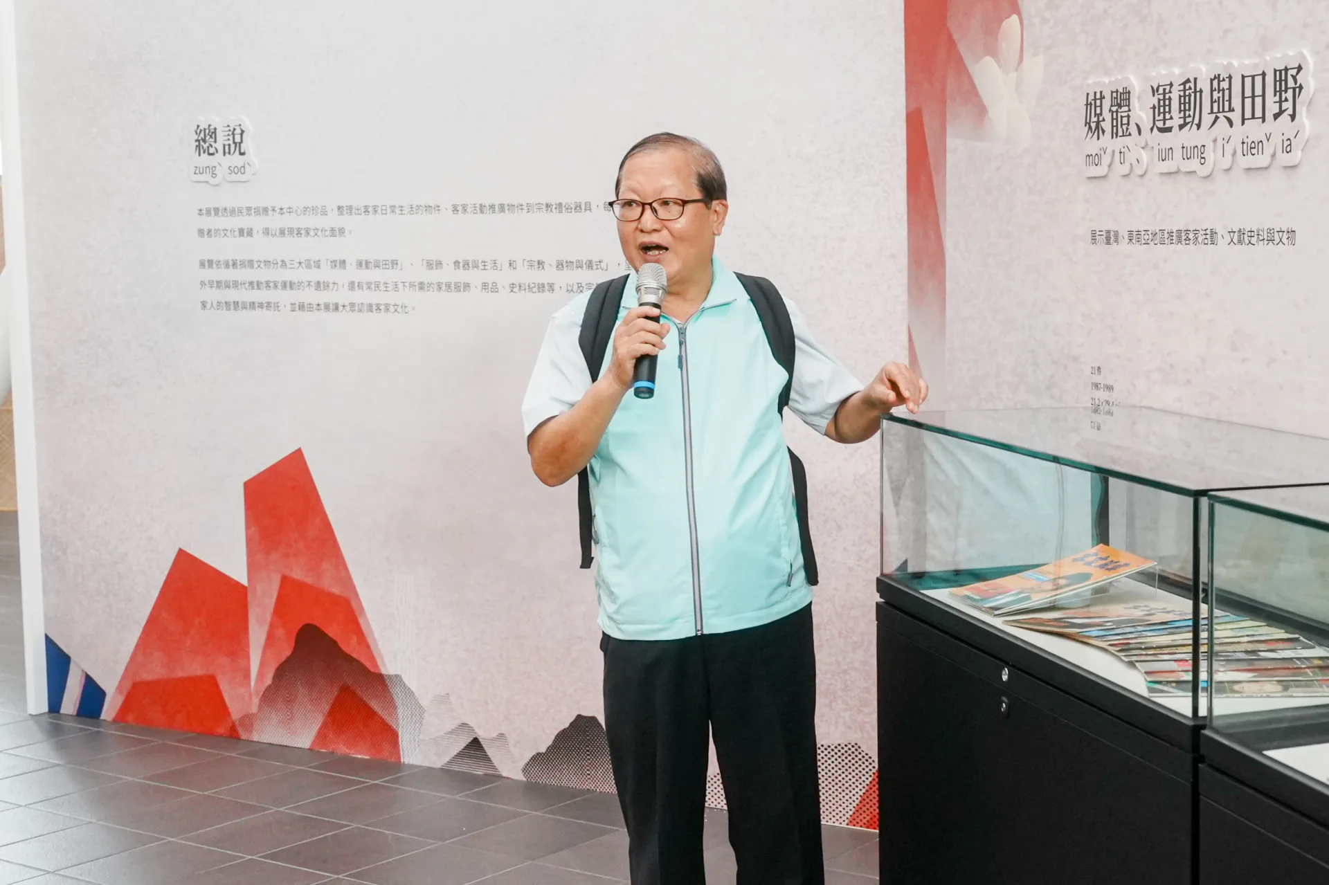 國內各個客家活動的場合，都可見到張義品的身影。圖為他在客發中心導覽策展。客委會提供