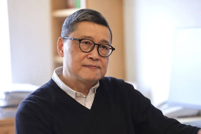 占中三子之一的中研院學者陳健民2013年開始認識黎智英,在港期間曾到監獄探視黎智英。對於黎智英被判囚20年,陳健民表示,感到難過及憤怒。中央社