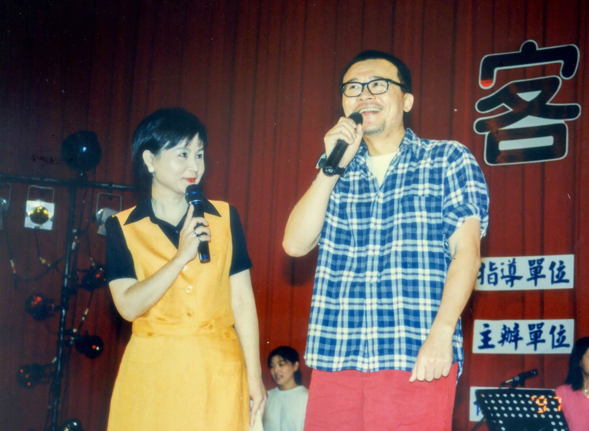 1991年漢興唱片公司發行《不一樣的人》專輯，其中〈共下飛〉一曲由黃連煜作詞作曲、蔡孟甫演唱，明確標示為紀念吳盛智之作，黃連煜（右）接受主持人鍾惠文的訪問。1997，新竹竹東，楊國鑫攝