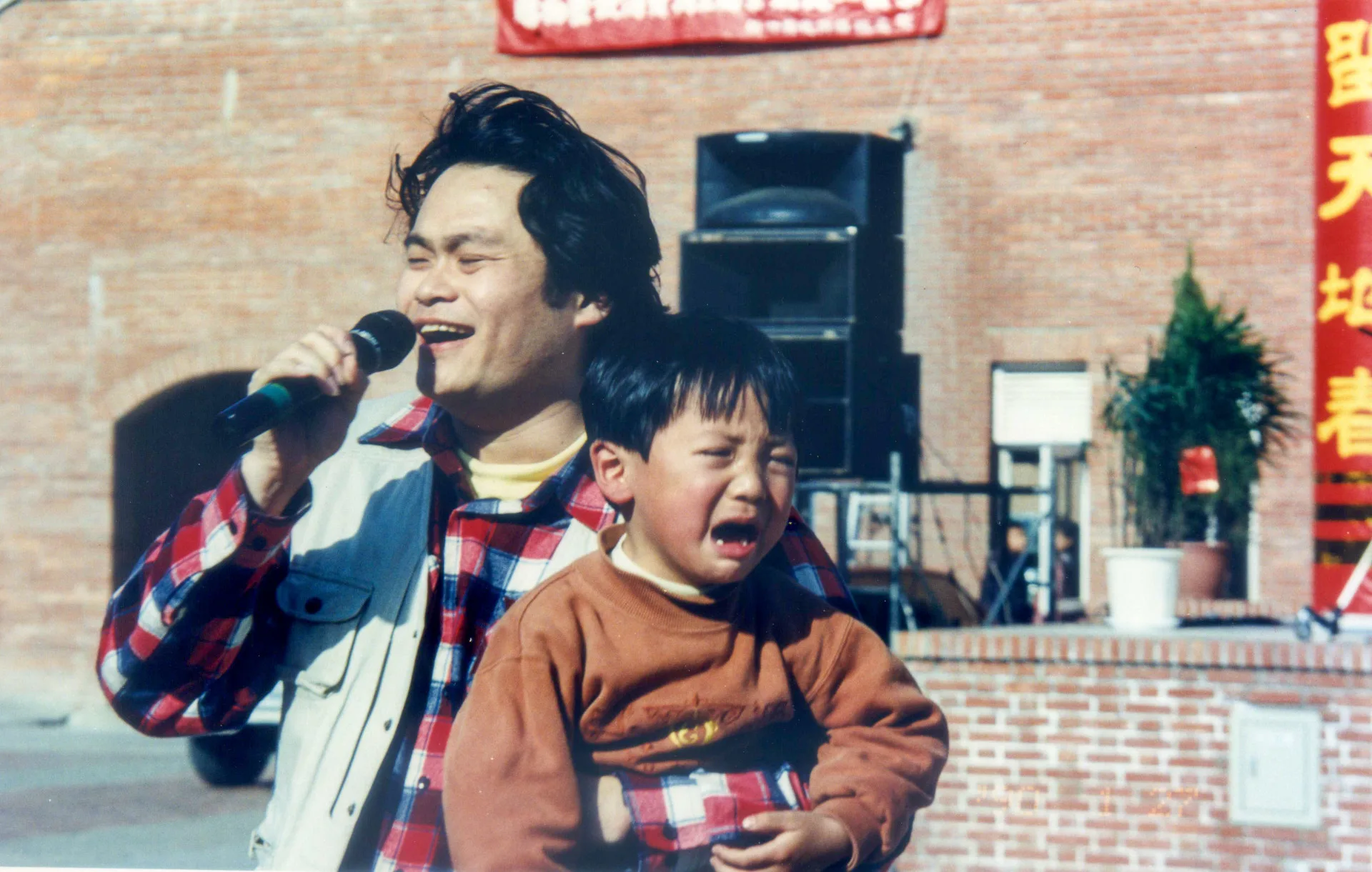 2003年謝宇威於專輯《一儕花樹下》中推出〈勇往直前行〉，既是獻給吳盛智的致敬之作，也是對自我與聽者的鼓舞。這首歌所傳遞的精神是不畏挑戰、堅持理想。1996，新竹縣文化局，楊國鑫攝