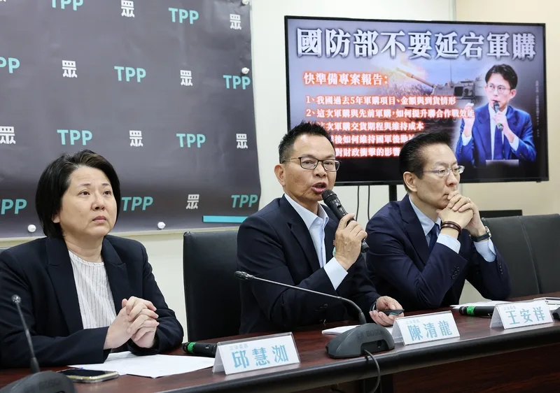 民眾黨立法院黨團11日上午舉行記者會,總召陳清龍(中)表示,為了台灣的國防安全,民眾黨要把軍購條例列為最優先法案,「我們同意院版條例付委,在立法院併案審查」。中央社
